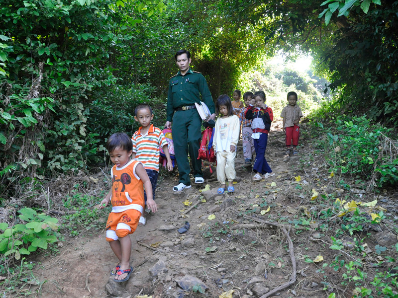 Dạy xong, thầy Trần Bình Phục phải dẫn các em xuống núi về nhà. Dạy xong, thầy Trần Bình Phục phải dẫn các em xuống núi về nhà