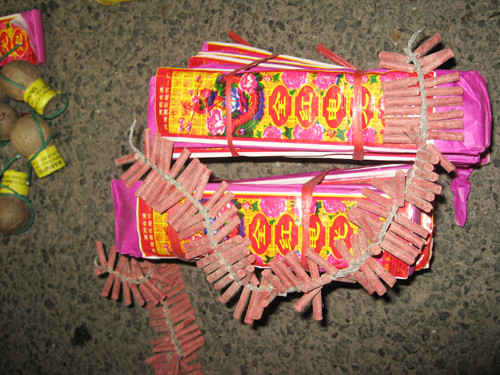 Pháo dây - tất cả đều có nhãm mác in tiếng Trung Quốc