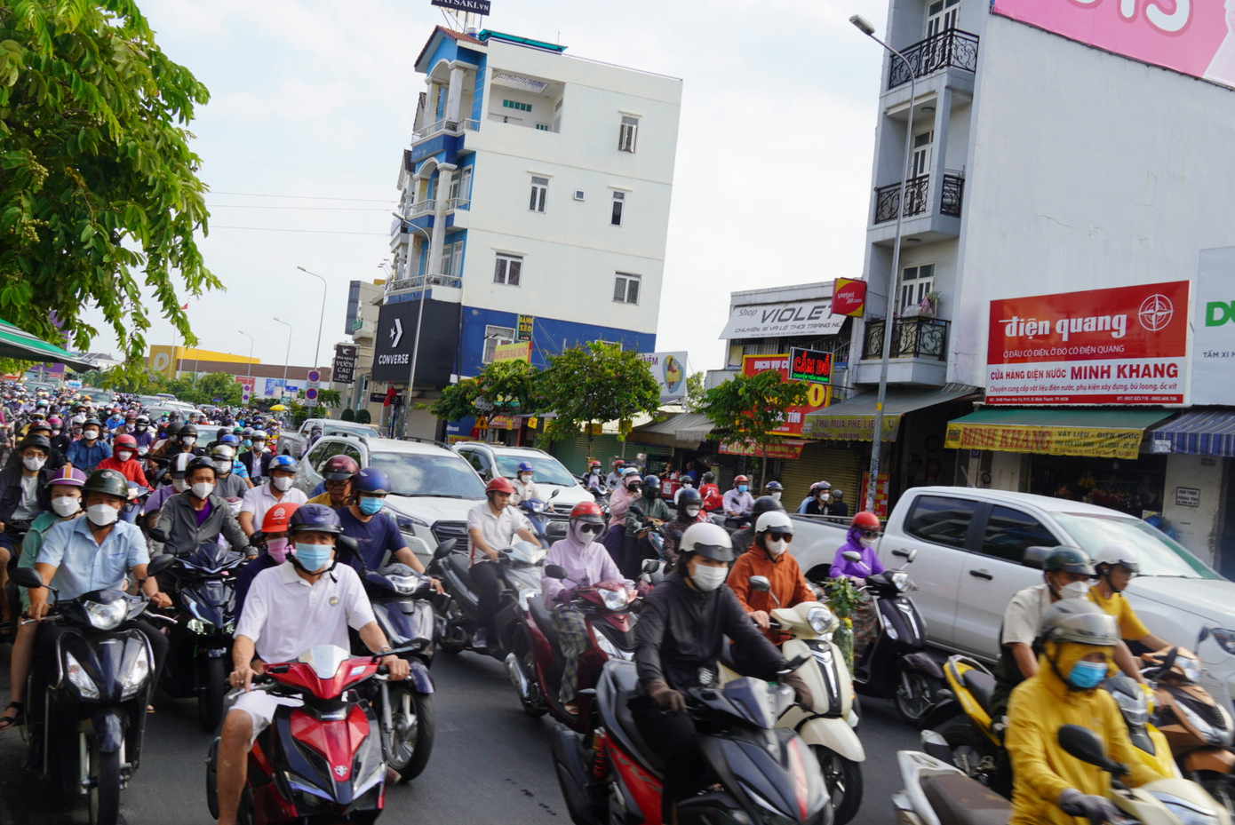 Đường Phan Văn Trị (quận Bình Thạnh) đông đúc người và phương tiện từ sáng 4/5.