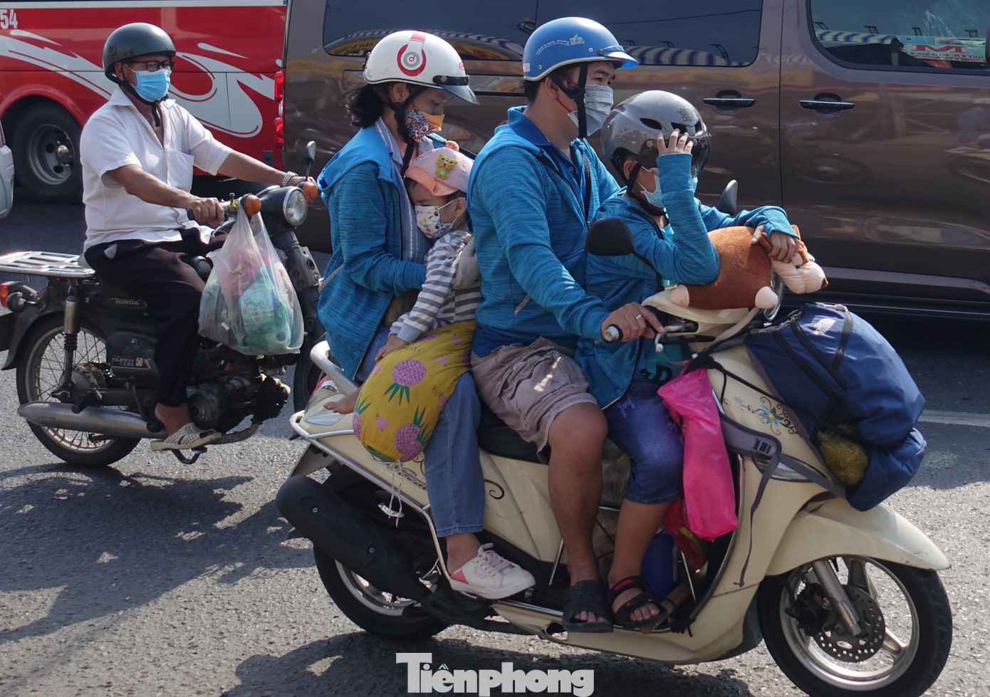 Thời tiết nắng nóng khiến nhiều trẻ cảm thấy mệt mỏi sau chặng đường dài.