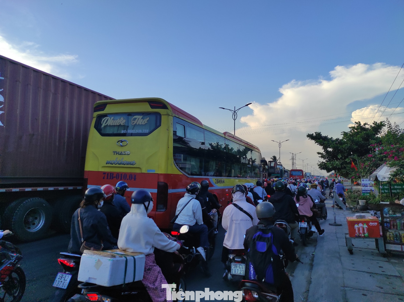 "Bình thường tôi chỉ mất khoảng 2 giờ 30 phút để đi xe máy từ Bến Tre đi TPHCM, nhưng hôm nay đường quá đông, xe chạy chậm nên tôi phải mất rất nhiều thời gian. Dự kiến hôm nay phải tốn thêm 1 giờ mới đến được thành phố"- anh Hà Thế Nam (quê Bến Tre) chia sẻ. "Bình thường tôi chỉ mất khoảng 2 giờ 30 phút để đi xe máy từ Bến Tre đi TPHCM, nhưng hôm nay đường quá đông, xe chạy chậm nên tôi phải mất rất nhiều thời gian. Dự kiến hôm nay phải tốn thêm 1 giờ mới đến được thành phố"- anh Hà Thế Nam (quê Bến Tre) chia sẻ.