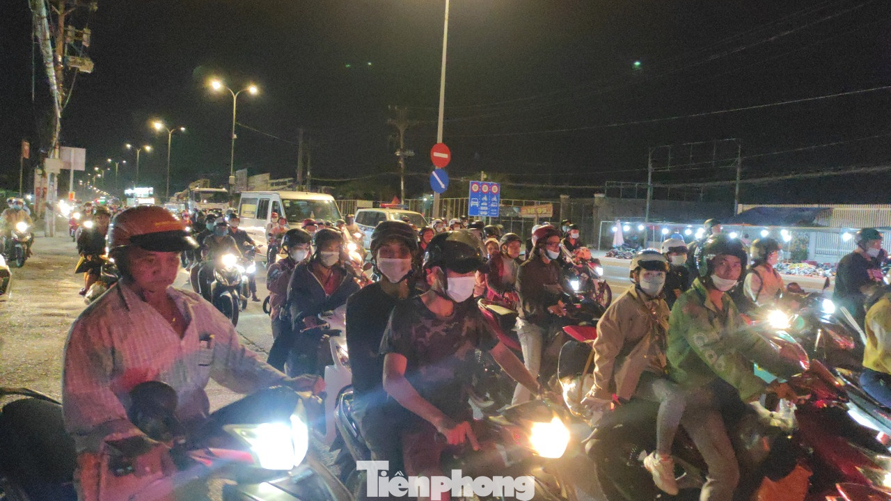 Tuy lượng phương tiện đông đúc nhưng chưa ghi nhận tình trạng ùn tắc kéo dài. Tuy lượng phương tiện đông đúc nhưng chưa ghi nhận tình trạng ùn tắc kéo dài.