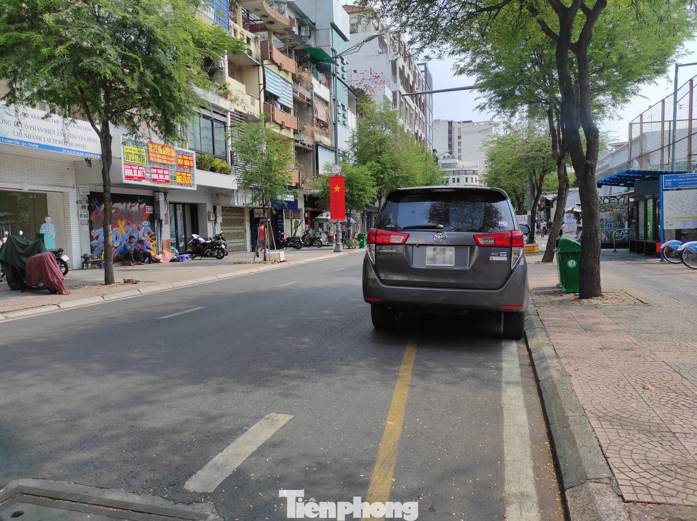 Tài xế dừng đỗ phương tiện trên đường Lê Thánh Tôn (Quận 1) trong khung giờ cấm từ 6-22h.