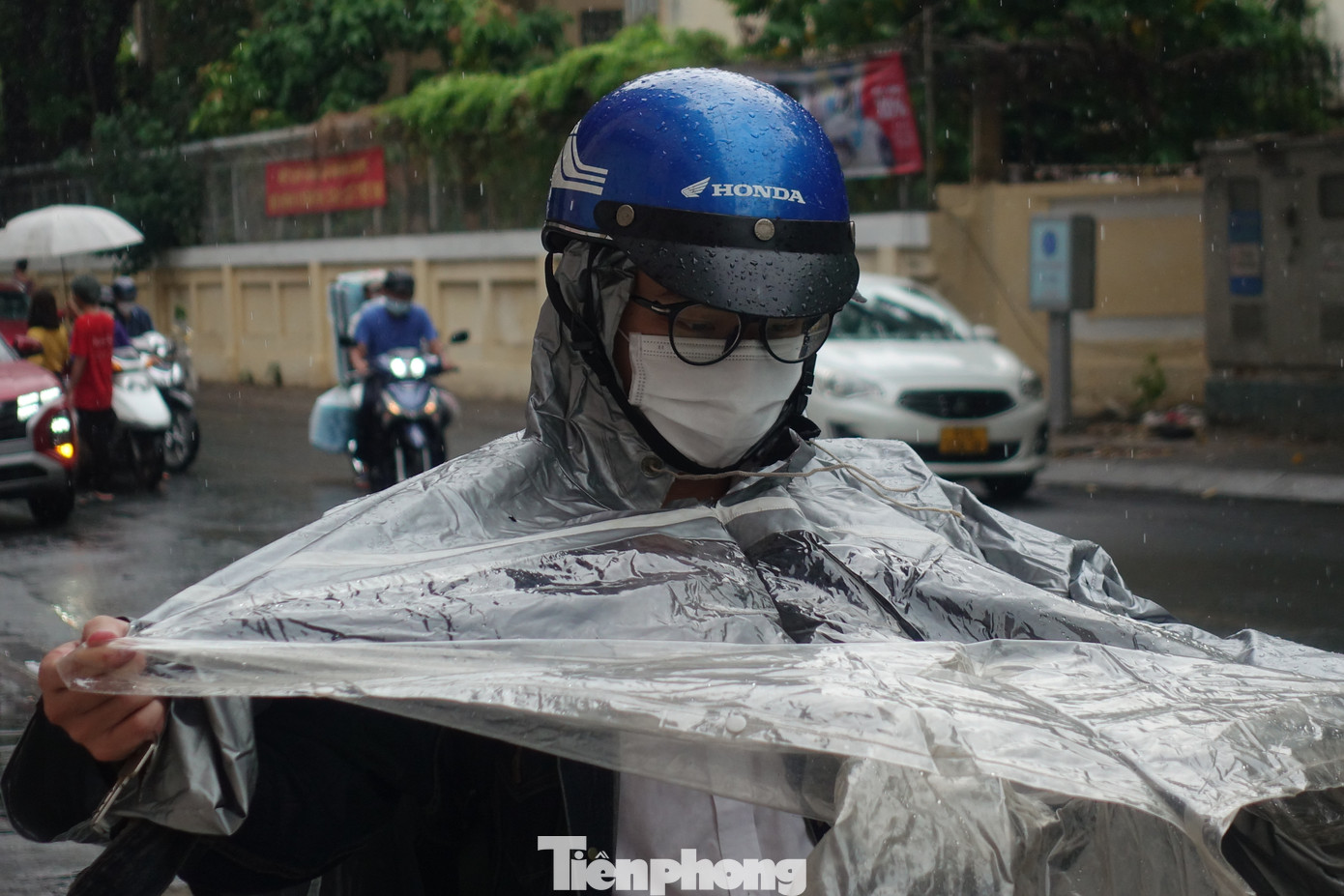 Cơn mưa làm thời tiết TPHCM dịu mát sau những ngày nắng nóng, oi bức.