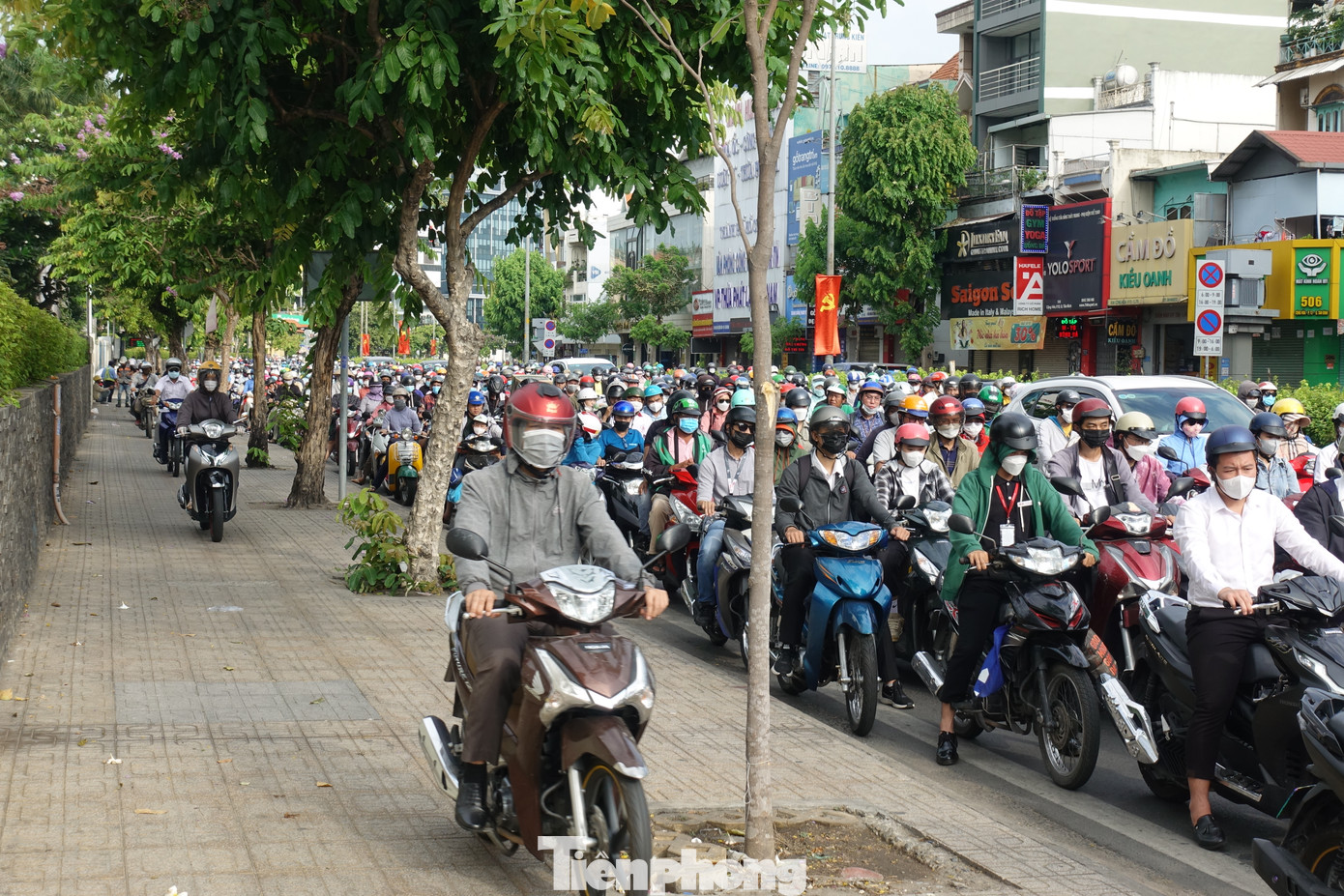 Ùn ứ giao thông trên đường Cộng Hòa. Nhiều người điều khiển phương tiện phải di chuyển trên vỉa hè để thoát khỏi đám đông.