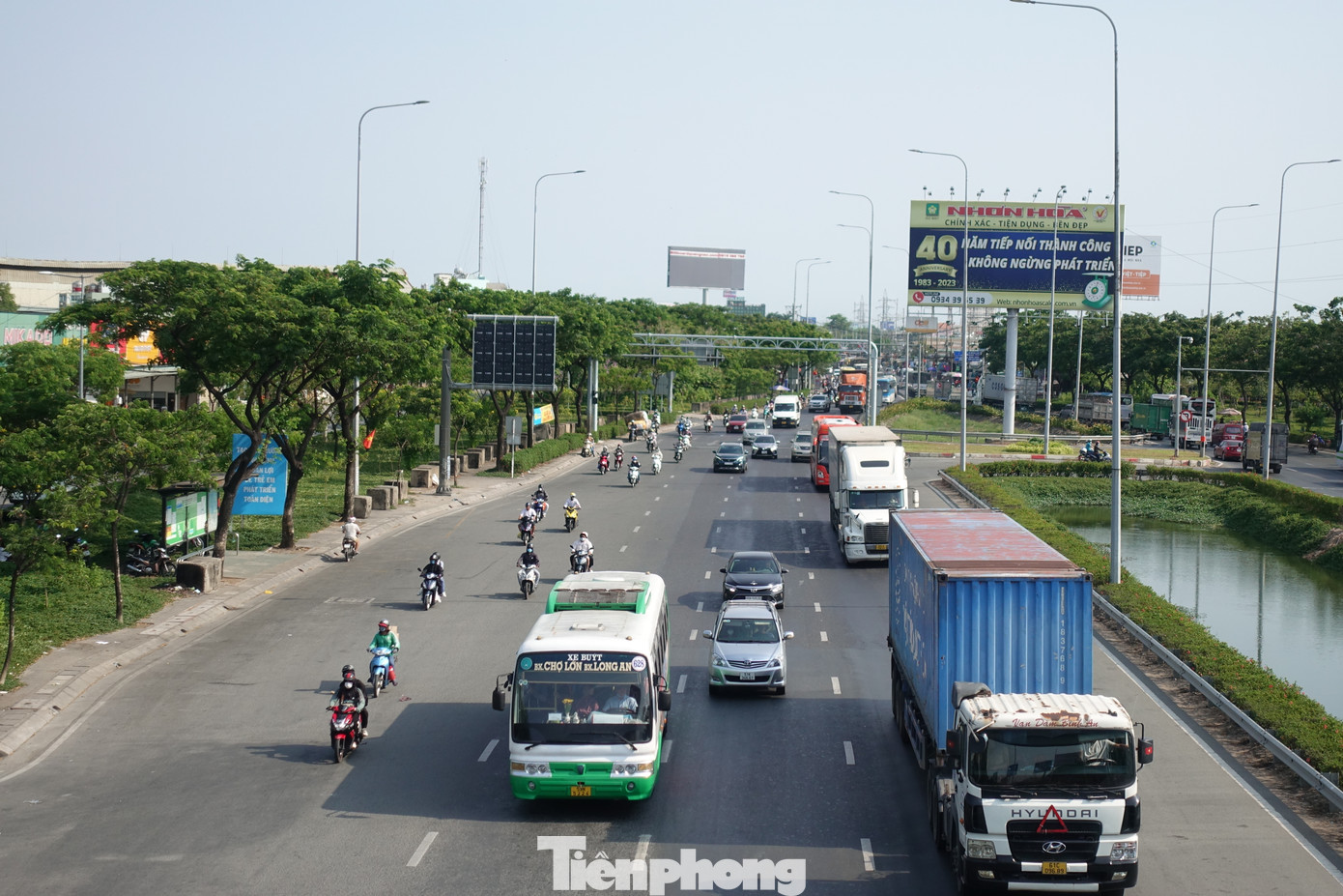 Đến khoảng 17h ngày 3/5, cửa ngõ phía tây TPHCM vẫn khá thông thoáng. Đường dẫn cao tốc TPHCM – Trung Lương, Võ Trần Chí và quốc lộ 1 (huyện Bình Chánh) lưu lượng phương tiện lưu thông từ các tỉnh miền Tây về TPHCM bình thường, ổn định.