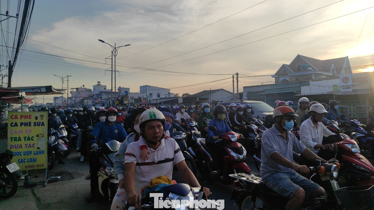 Đến chiều tối, lưu lượng phương tiện càng thêm đông đúc. Đến chiều tối, lưu lượng phương tiện càng thêm đông đúc.