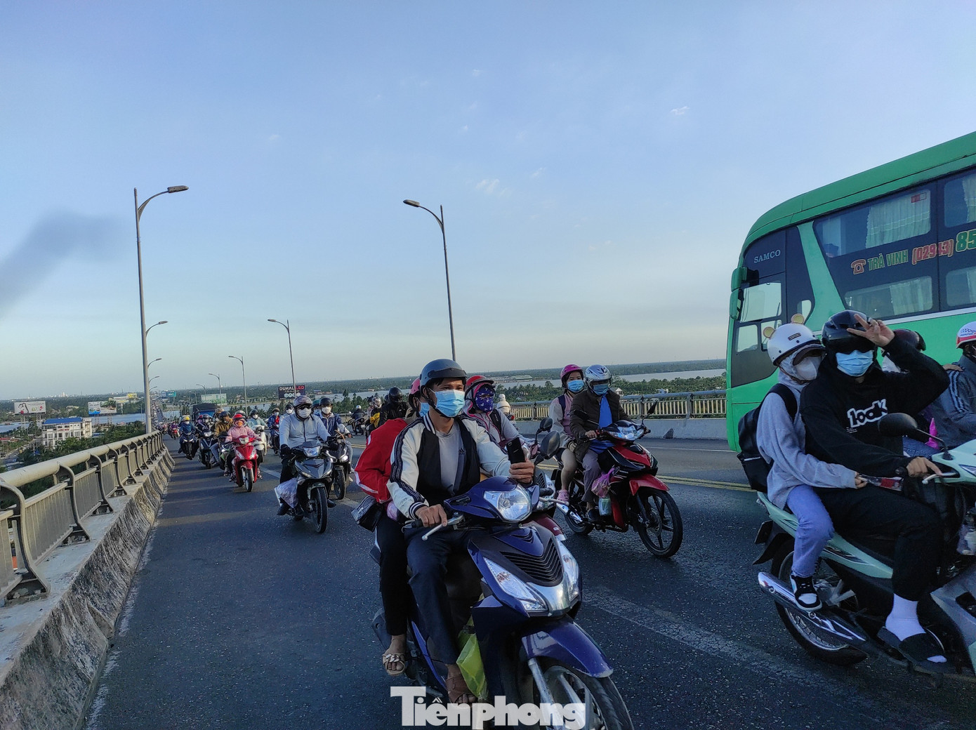 Lưu lượng phương tiện qua cầu Rạch Miễu tăng cao, một số thời điểm xảy ra ùn ứ nhẹ, các phương tiện di chuyển chậm. Lực lượng CSGT ở hai bên bờ Tiền Giang và Bến Tre đã có mặt điều tiết giao thông ở "điểm nóng" này. Lưu lượng phương tiện qua cầu Rạch Miễu tăng cao, một số thời điểm xảy ra ùn ứ nhẹ, các phương tiện di chuyển chậm. Lực lượng CSGT ở hai bên bờ Tiền Giang và Bến Tre đã có mặt điều tiết giao thông ở "điểm nóng" này.