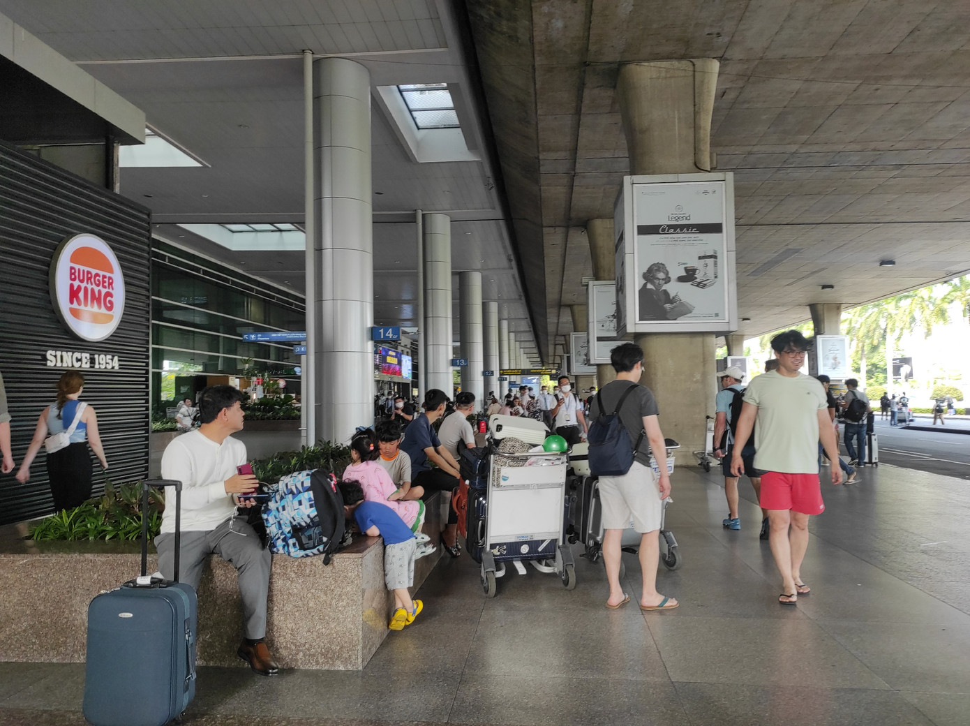 Đại diện Cảng HKQT Tân Sơn Nhất cho biết trong kỳ nghỉ lễ, các chuyến bay được khai thác ổn định, hành khách đi và đến rải đều trong ngày.