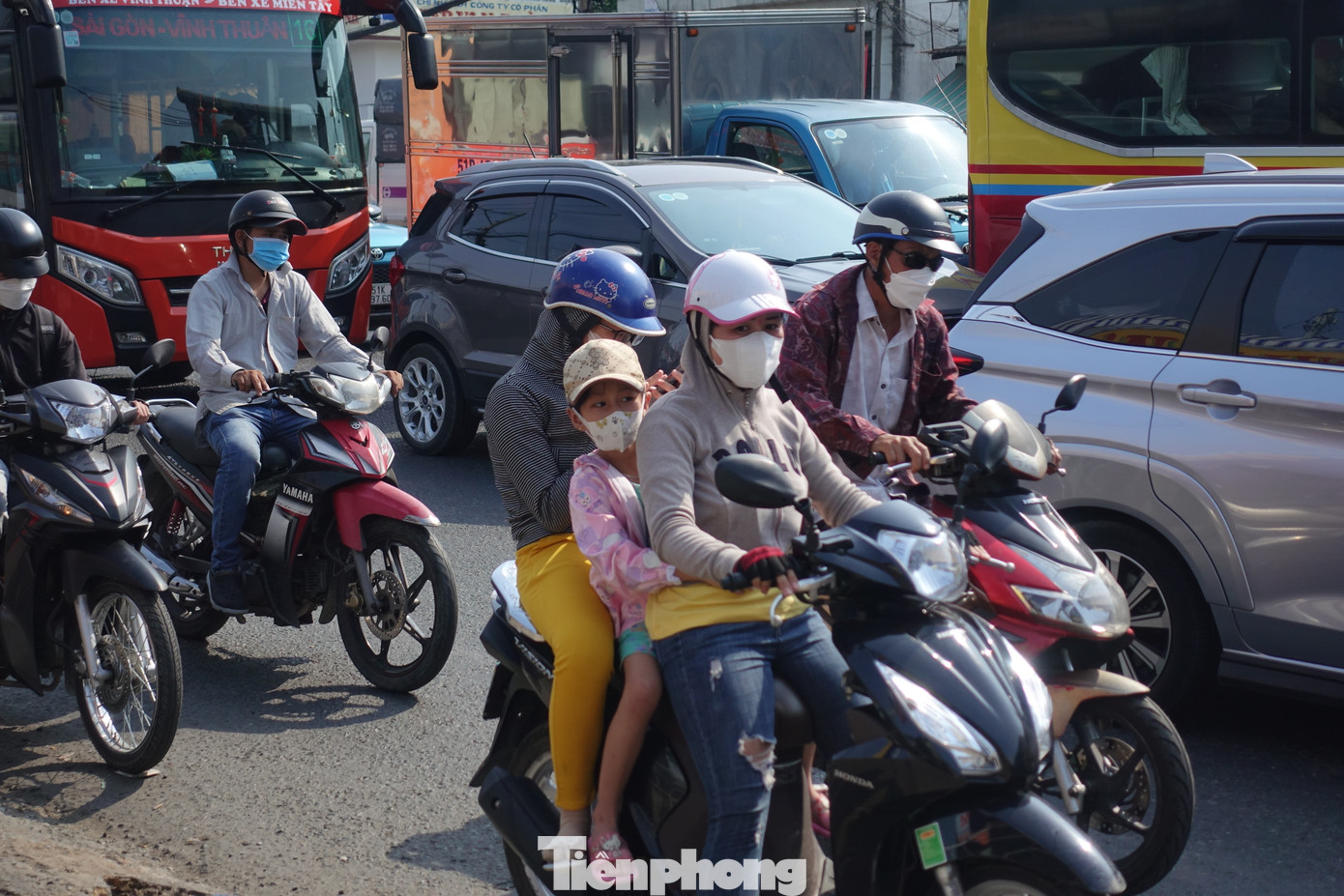 &quot;Hôm nay đường khá thông thoáng. Chúng tôi từ Bến Tre đi TPHCM tốn chưa đến 3 giờ đồng hồ. Đường sá khá thoáng nhưng thời tiết lại nắng gay gắt, do đó tôi phải dừng xe vài lần để nghỉ ngơi&quot; - chị Nguyễn Thị Quỳnh Giao (34 tuổi, quê Bến Tre) cho biết.