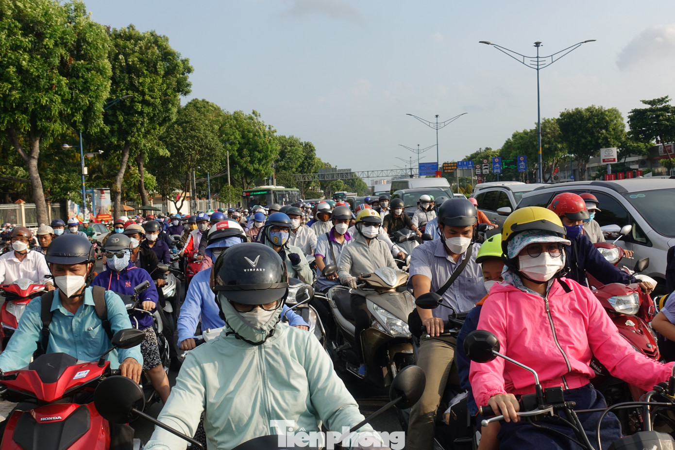 Phương tiện đông đúc trên đường Trường Chinh (quận Tân Bình) vào giờ cao điểm sáng. Ảnh: HỮU HUY Phương tiện đông đúc trên đường Trường Chinh (quận Tân Bình) vào giờ cao điểm sáng. Ảnh: HỮU HUY