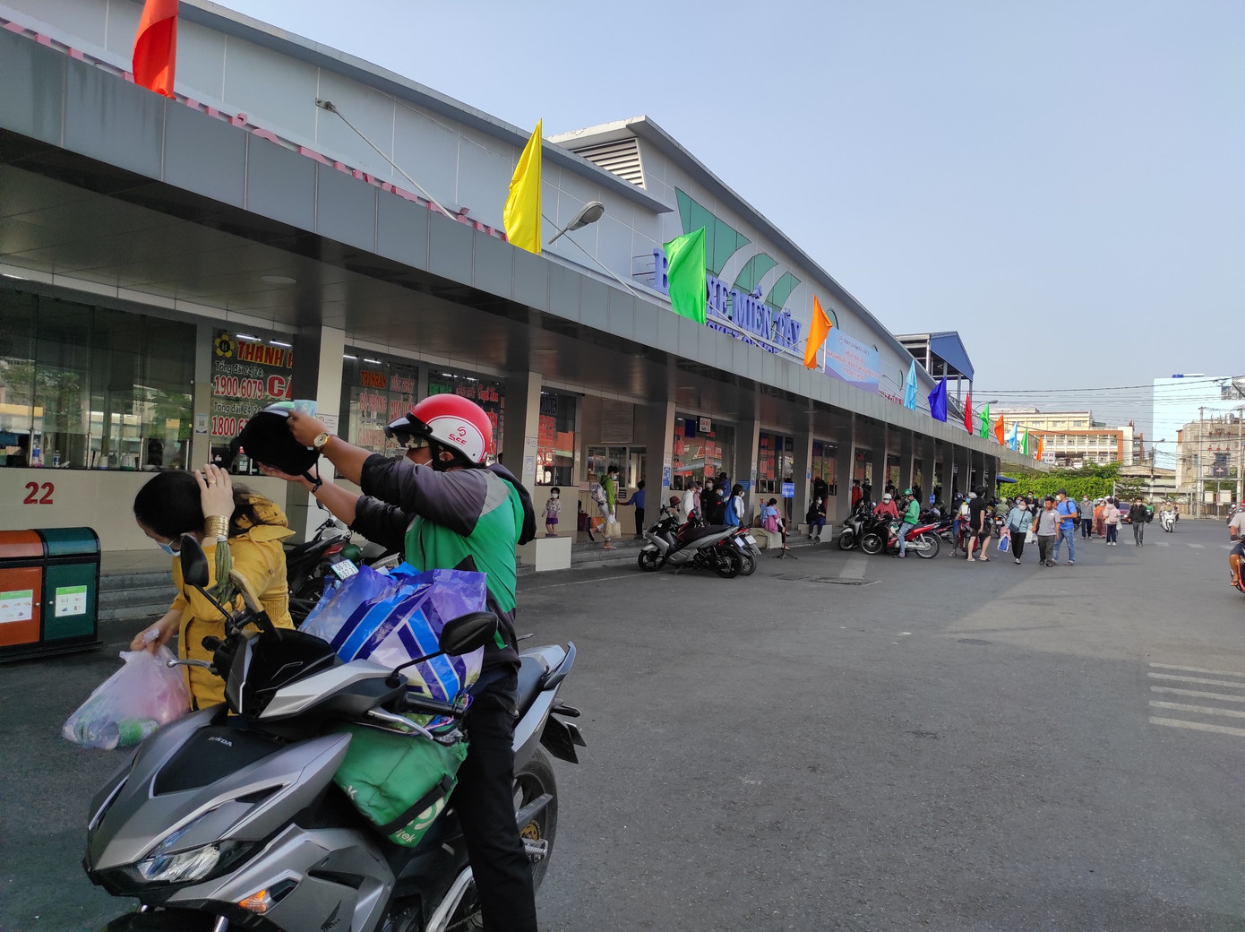 Bến xe Miền Tây (quận Bình Tân) thông thoáng trong vào chiều 3/5.