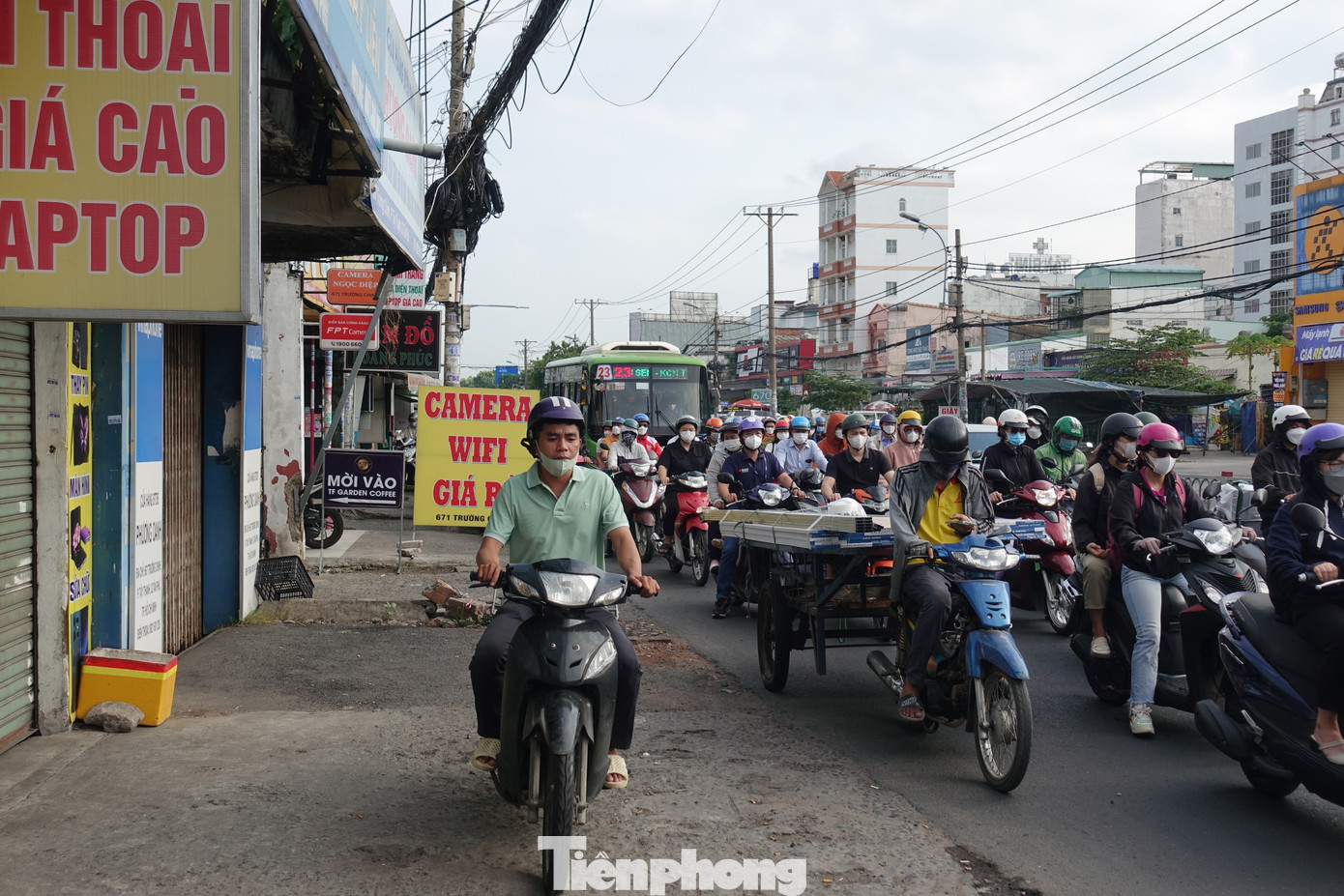 Tại đường Trường Chinh (đoạn gần điểm giao với đường Âu Cơ, quận Tân Bình), giao thông ùn ứ, các phương tiện di chuyển chậm.