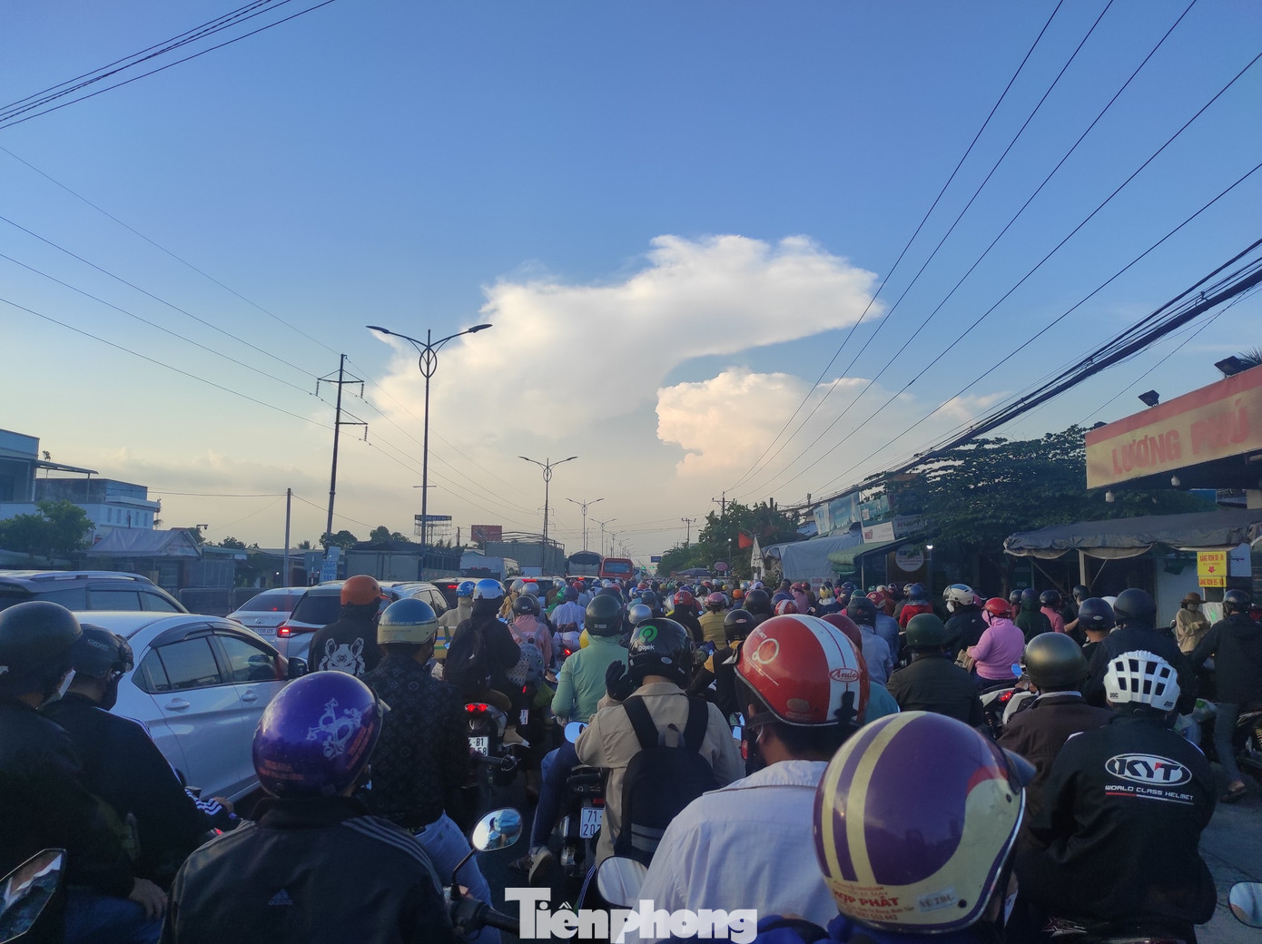 Ở một số nút giao thông, phương tiện ùn ứ nhẹ. Ở một số nút giao thông, phương tiện ùn ứ nhẹ.