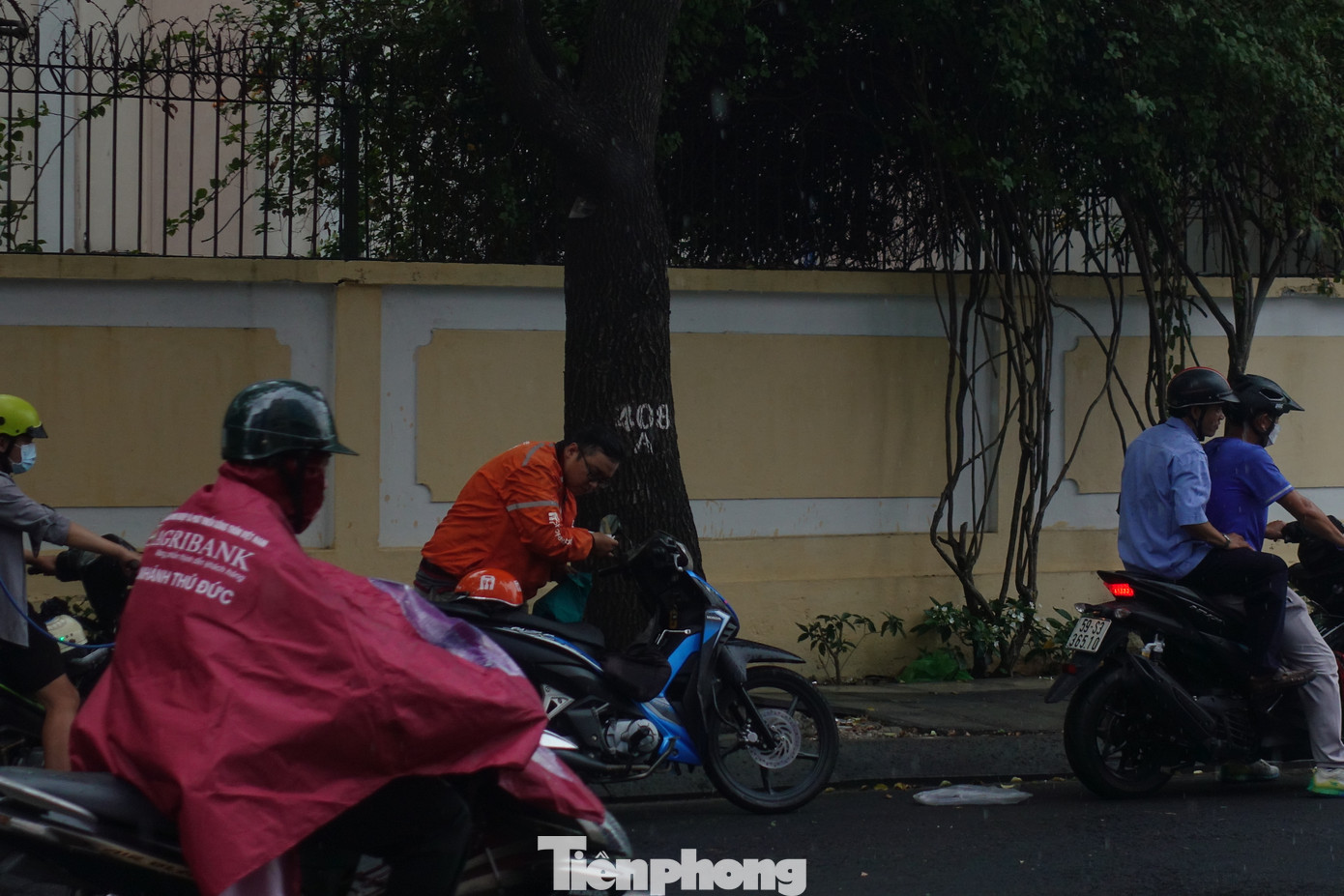 Mưa sau chuỗi ngày nắng nóng dễ xuất hiện các dạng thời tiết cực đoan. Đài Khí tượng Thủy văn khu vực Nam Bộ khuyến cáo, trong cơn mưa dông cần đề phòng hiện tượng sét và gió giật mạnh.