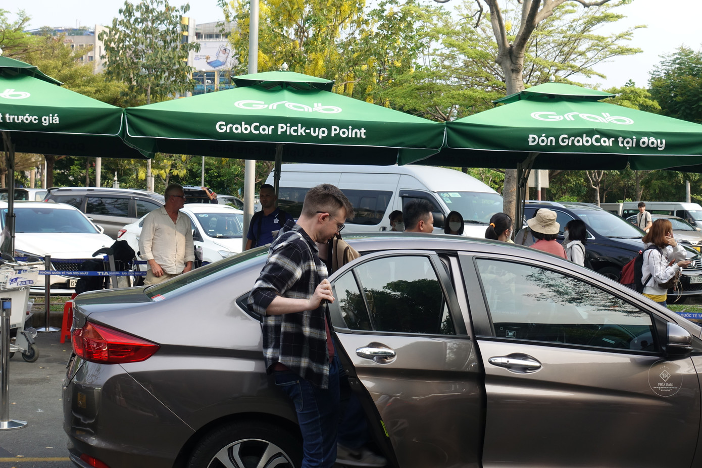 Cũng trong chiều 3/5, theo ghi nhận của PV, các tuyến đường xung quanh sân bay Tân Sơn Nhất như Trường Sơn, Hồng Hà, Bạch Đằng, Trần Quốc Hoàn, Cộng Hòa, Hoàng Văn Thụ đều khá đông đúc phương tiện. Tuy nhiên không xảy ra hiện tượng ùn tắc kéo dài.