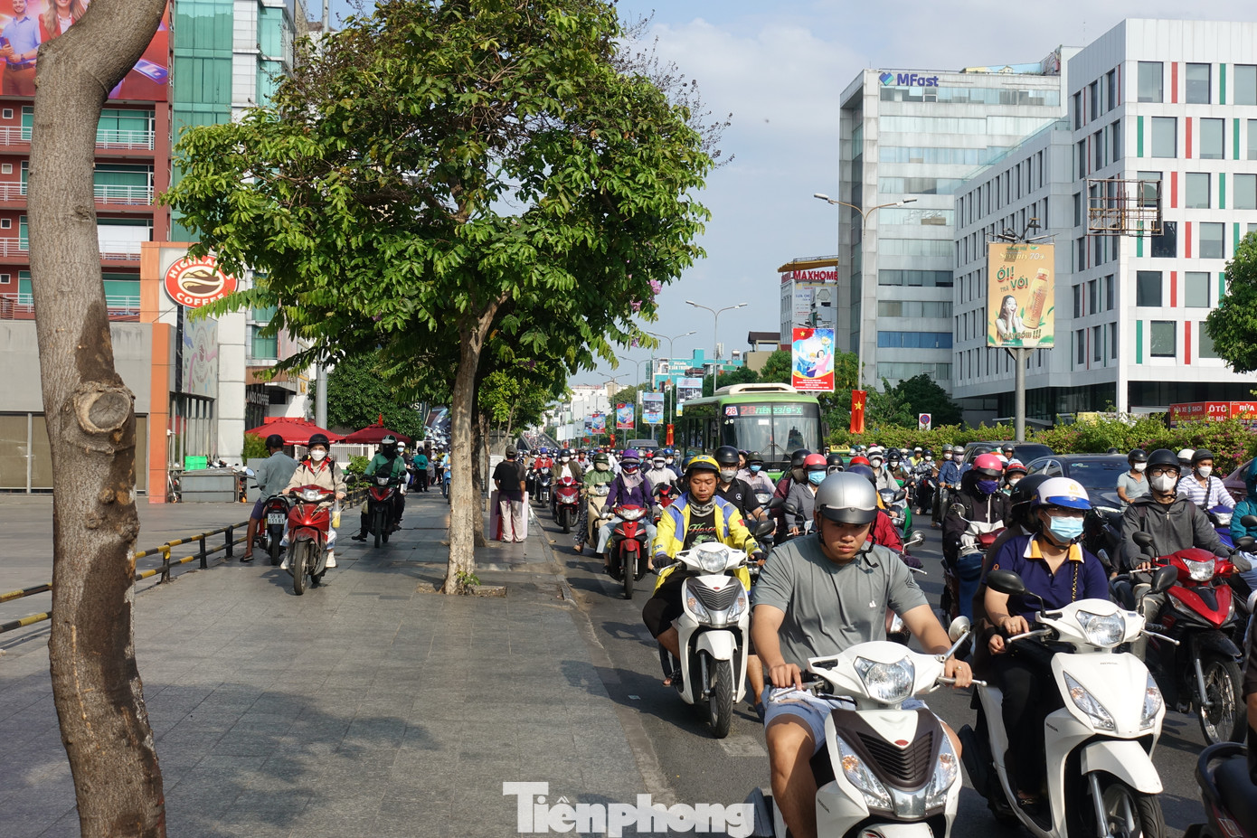 Theo ghi nhận của PV, dù lượng phương tiện trên đường Cộng Hòa đông đúc nhưng không xảy ra tình trạng kẹt xe kéo dài.