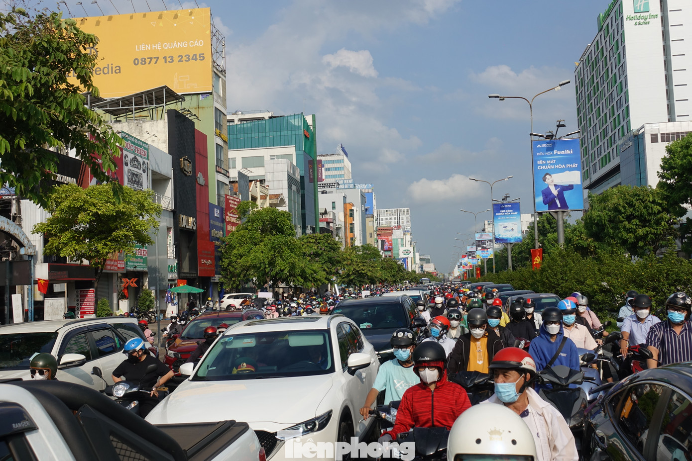 Dòng phương tiện chen chúc trên đường Cộng Hòa (quận Tân Bình) lúc 7h30 sáng 4/5.