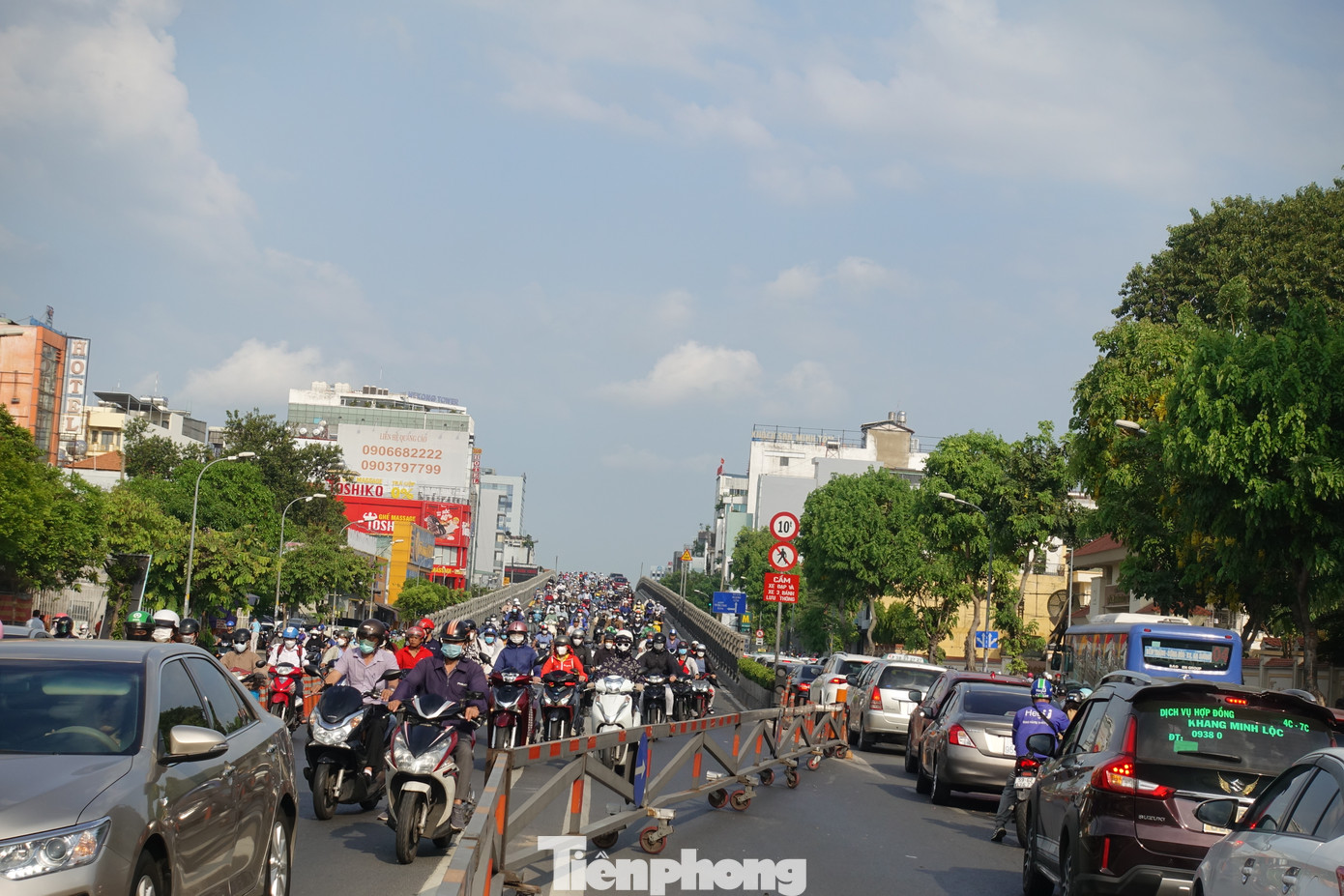 Trên đường Cộng Hòa, lượng phương tiện tăng cao theo hướng từ quận 12 đi trung tâm TPHCM. Hình ảnh ghi nhận tại khu vực cầu vượt nút giao Cộng Hòa - Hoàng Hoa Thám (quận Tân Bình)