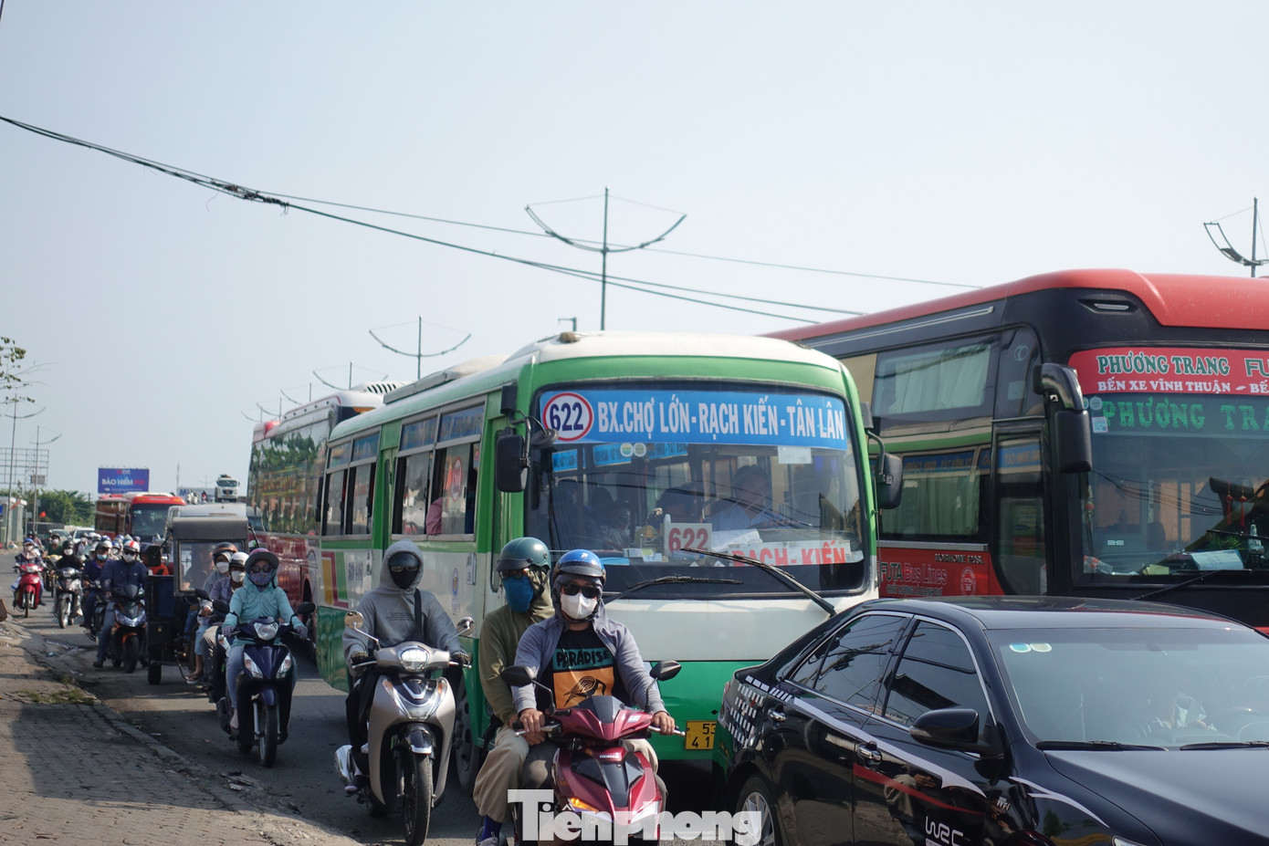 Lượng phương tiện tăng vào giờ cao điểm khiến một số nút giao thông trên quốc lộ 1 (đoạn qua địa bàn huyện Bình Chánh, TPHCM) xảy ra tình trạng đông đúc trong một số thời điểm. Lực lượng CSGT đã được huy động điều tiết giao thông tại các &quot;điểm nóng&quot;.