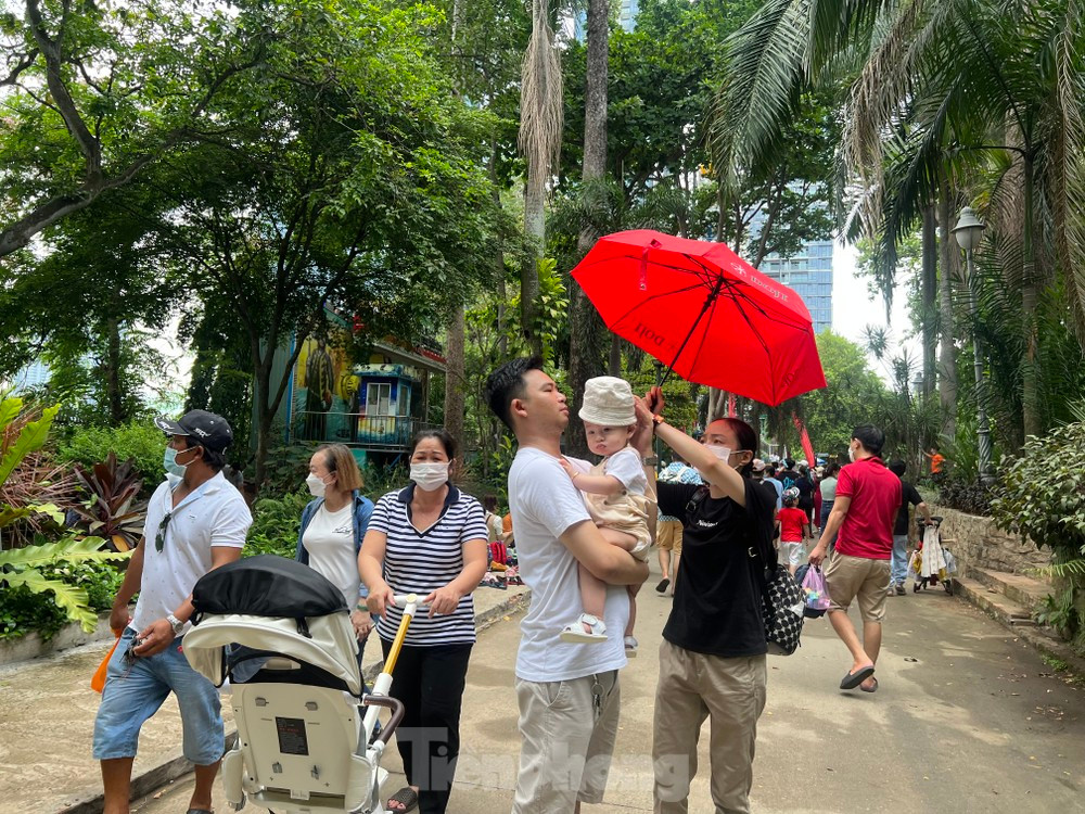 Người dân tham quan Thảo Cầm Viên Sài Gòn trong dịp nghỉ lễ 30/4 và 1/5. Ảnh: Uyên Phương Người dân tham quan Thảo Cầm Viên Sài Gòn trong dịp nghỉ lễ 30/4 và 1/5. Ảnh: Uyên Phương