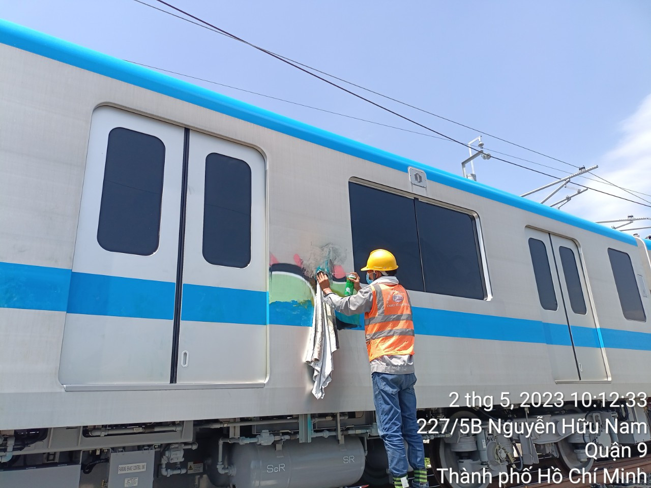 Việc tẩy rửa và khôi phục được thực hiện hoàn thiện trong ngày 2/5. Ảnh: Ban Quản lý đường sắt đô thị TPHCM Việc tẩy rửa và khôi phục được thực hiện hoàn thiện trong ngày 2/5. Ảnh: Ban Quản lý đường sắt đô thị TPHCM