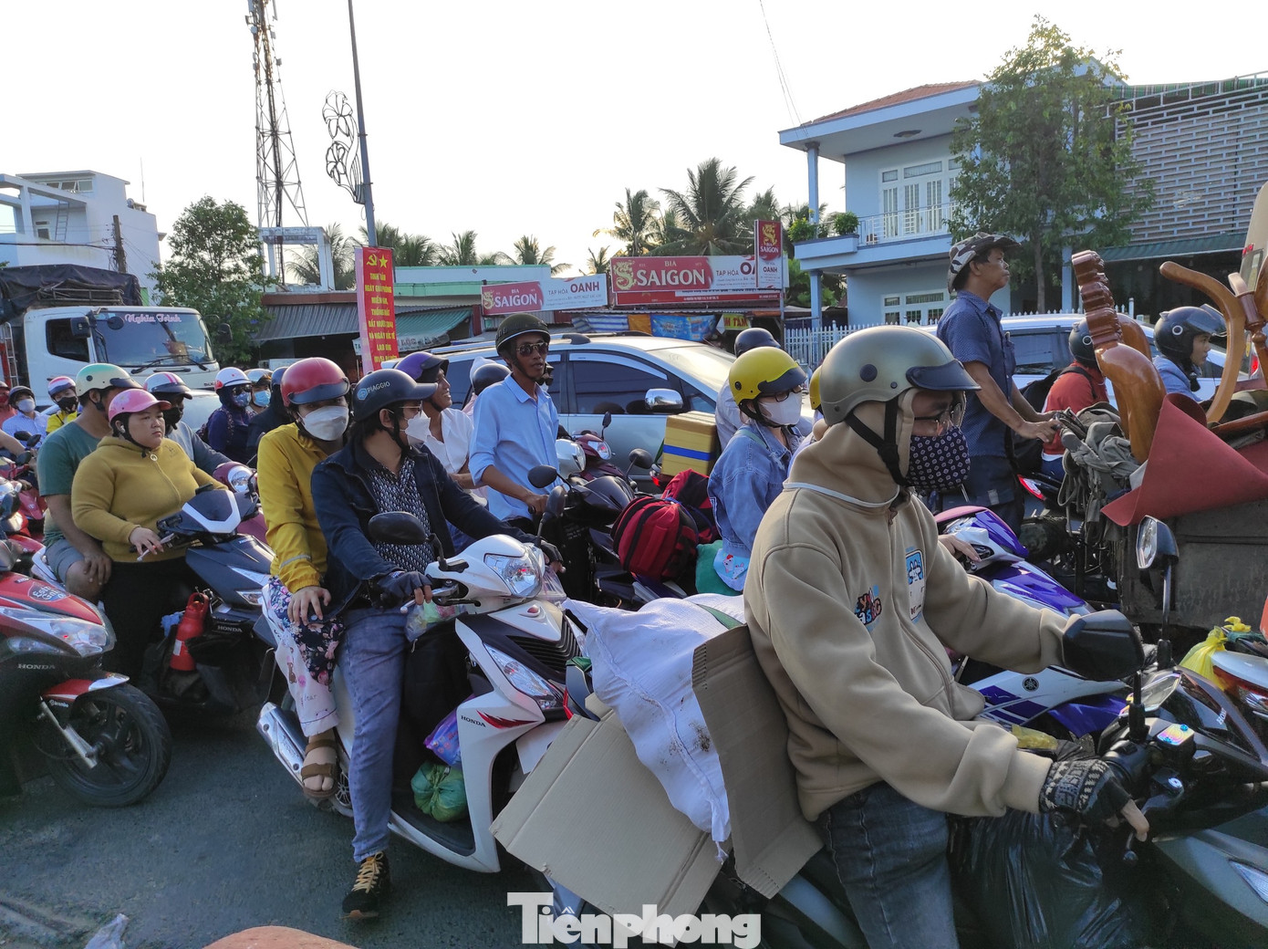 Người dân lỉnh kỉnh đồ đạc trở lại TPHCM sau kỳ nghỉ. Người dân lỉnh kỉnh đồ đạc trở lại TPHCM sau kỳ nghỉ.