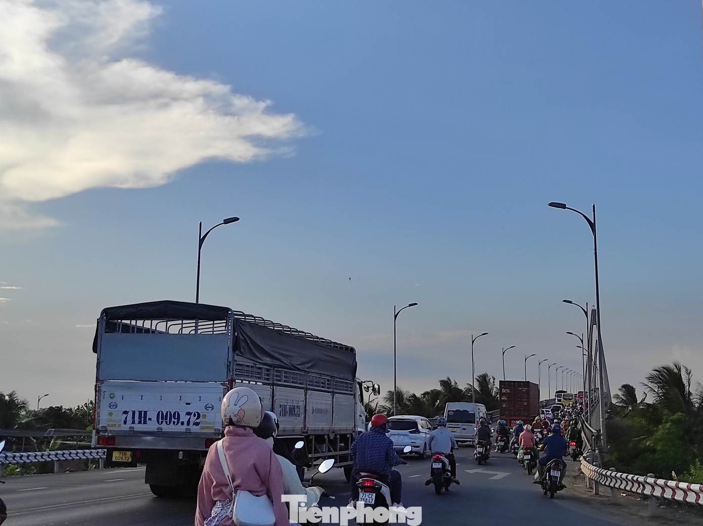 Từ khoảng 16h chiều 2/5, cầu Rạch Miễu (nối tỉnh Tiền Giang và Bến Tre) hướng từ Bến Tre đi TPHCM đông đúc phương tiện. Từ khoảng 16h chiều 2/5, cầu Rạch Miễu (nối tỉnh Tiền Giang và Bến Tre) hướng từ Bến Tre đi TPHCM đông đúc phương tiện.