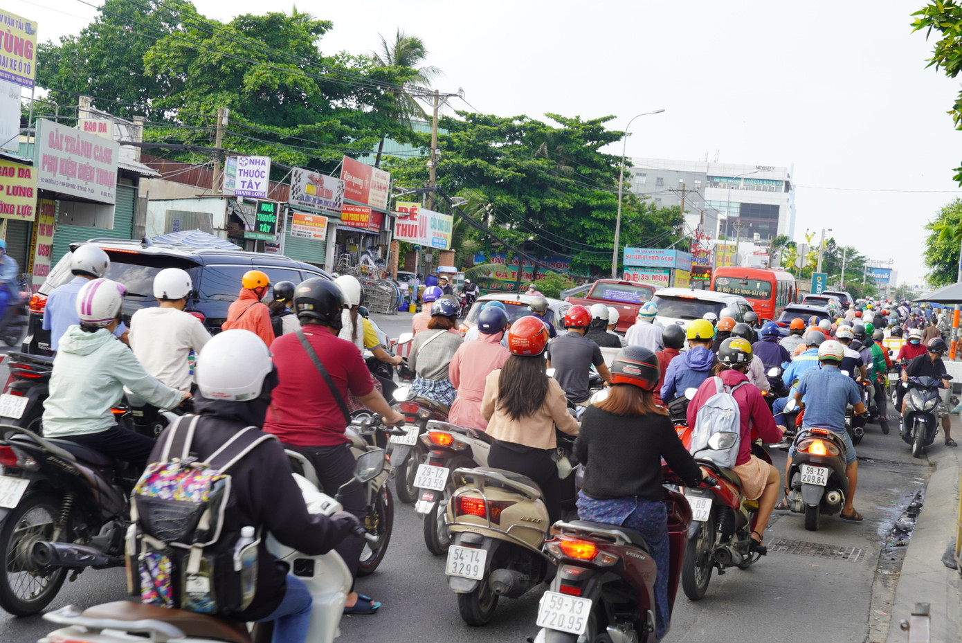 Quốc lộ 13 (TP Thủ Đức) đông nghịt người và phương tiện trong buổi sáng 4/5.