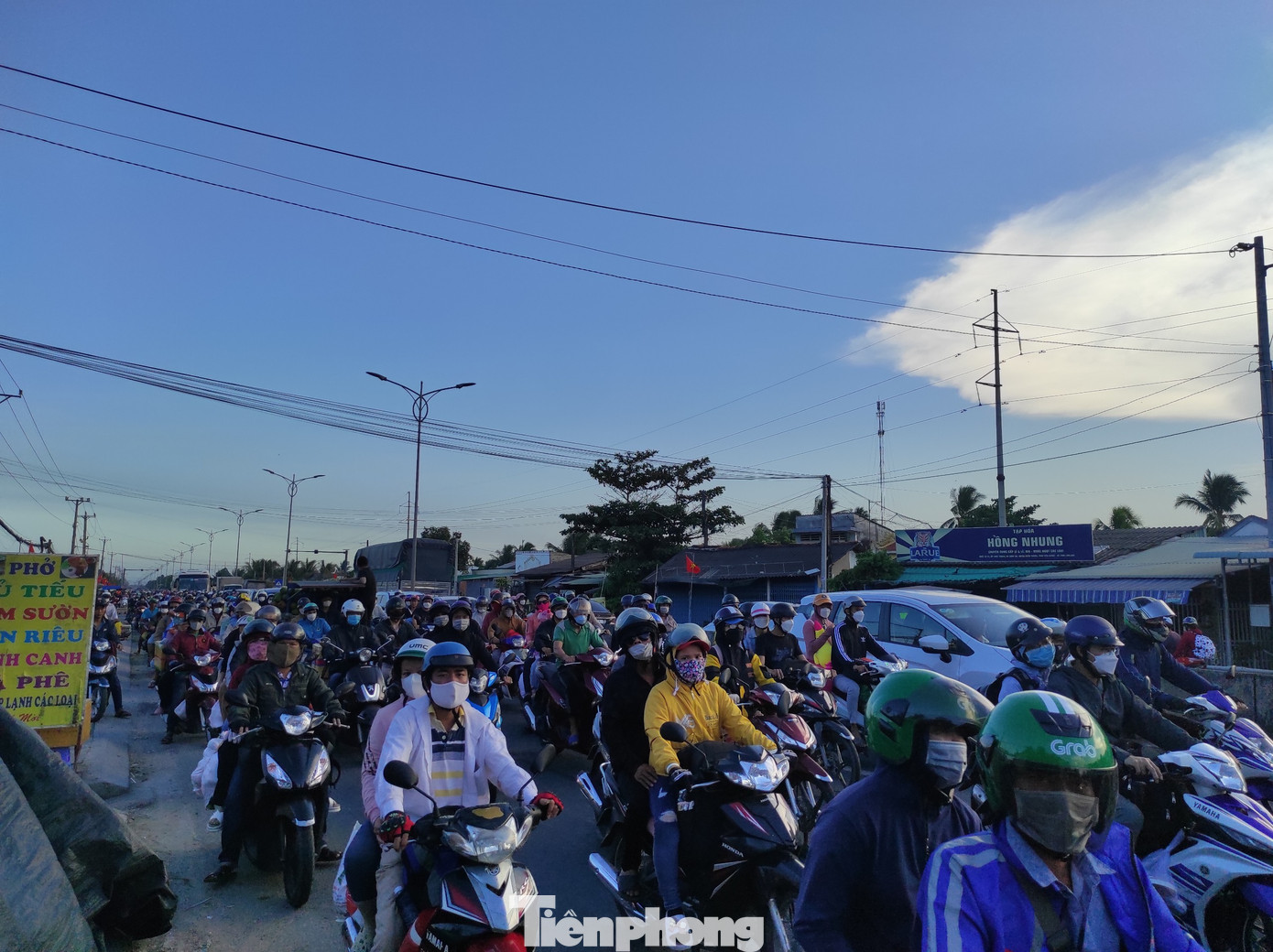 Ở địa bàn tỉnh Tiền Giang, quốc lộ 1 (đoạn từ ngã ba Trung Lương đến ngã tư Lương Phú, đường vào cao tốc TPHCM - Trung Lương) đông đúc người và phương tiện. Ở địa bàn tỉnh Tiền Giang, quốc lộ 1 (đoạn từ ngã ba Trung Lương đến ngã tư Lương Phú, đường vào cao tốc TPHCM - Trung Lương) đông đúc người và phương tiện.