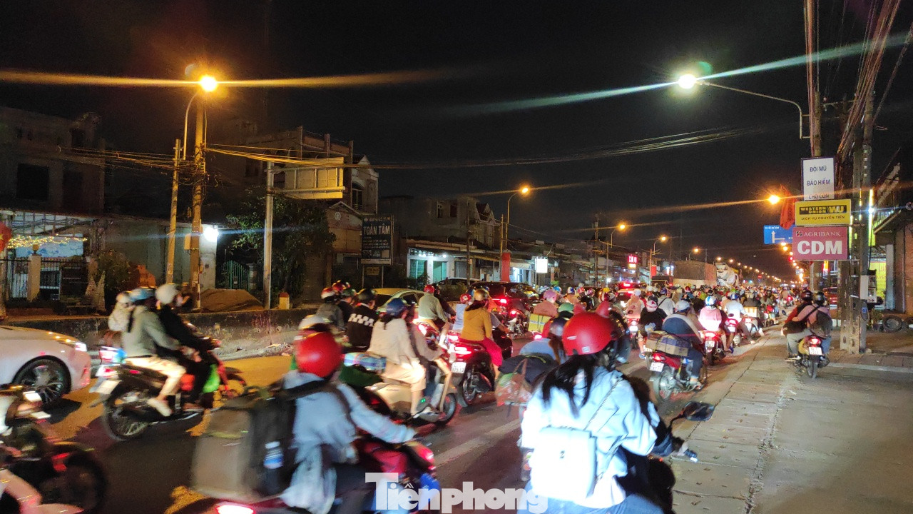 Quốc lộ 1 hướng Long An đi TPHCM (đoạn qua địa bàn huyện Bến Lức, tỉnh Long An) lúc 19h ngày 2/5. Quốc lộ 1 hướng Long An đi TPHCM (đoạn qua địa bàn huyện Bến Lức, tỉnh Long An) lúc 19h ngày 2/5.