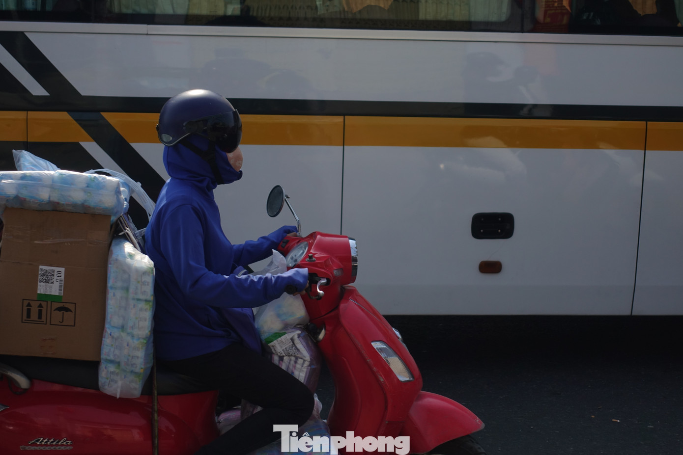 Người dân lỉnh kỉnh đồ đạc quay lại TPHCM sau kỳ nghỉ.