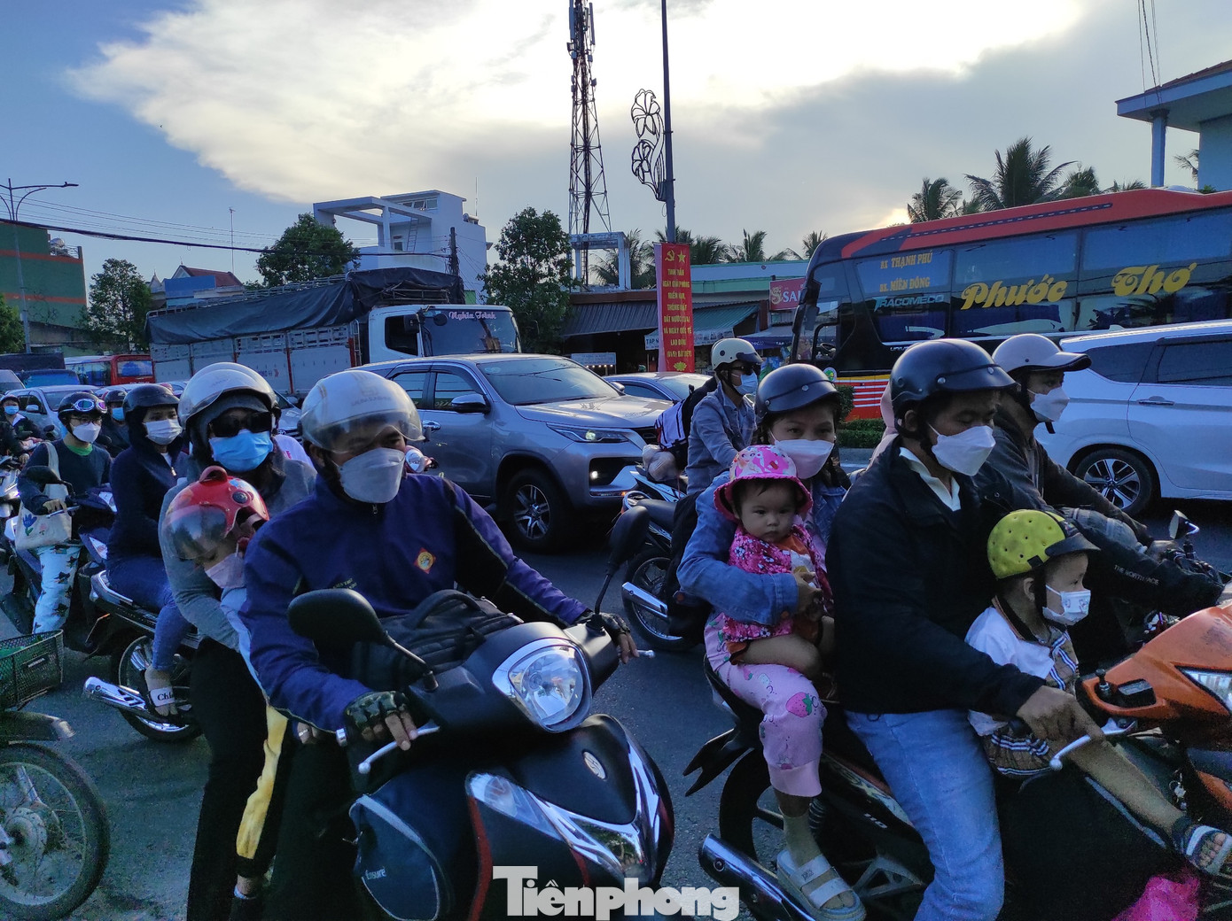 Các em nhỏ theo ba, mẹ trở lại TPHCM sau kỳ nghỉ. Các em nhỏ theo ba, mẹ trở lại TPHCM sau kỳ nghỉ.