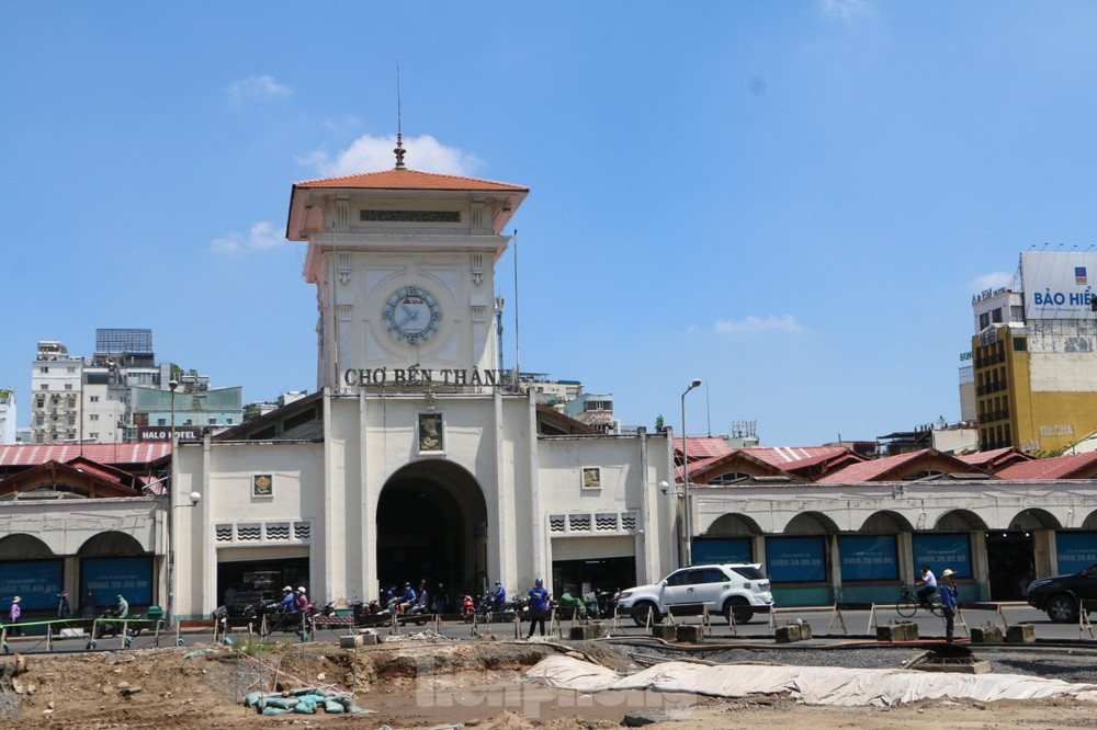 Người dân thích thú check-in sau khi chợ Bến Thành được 'thay áo mới' ảnh 1