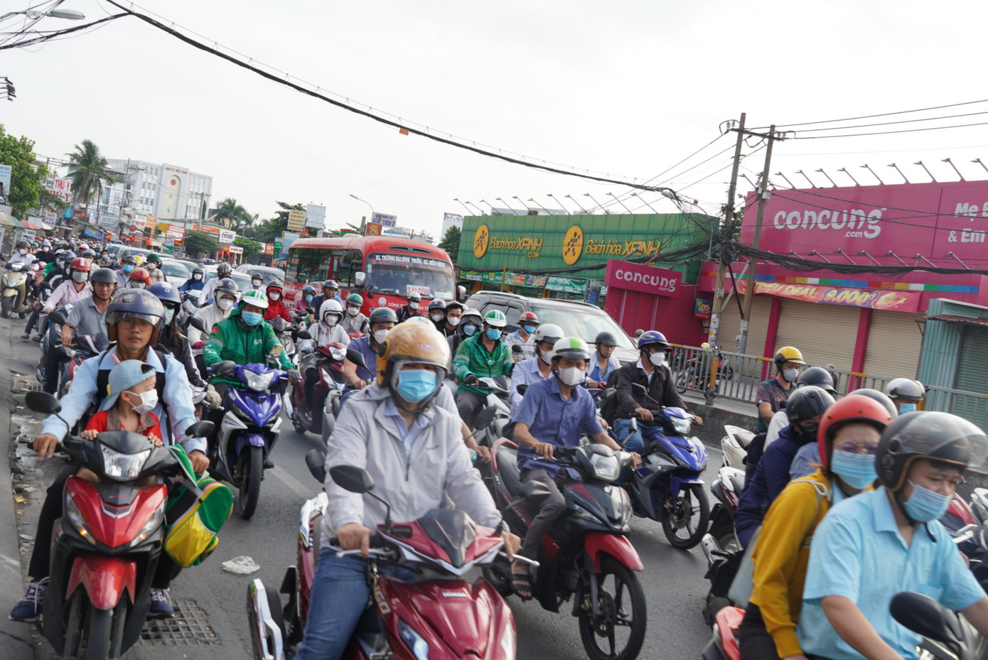 Dòng người "mướt mồ hôi" di chuyển trong ngày đầu đi làm trở lại sau kỳ nghỉ lễ.