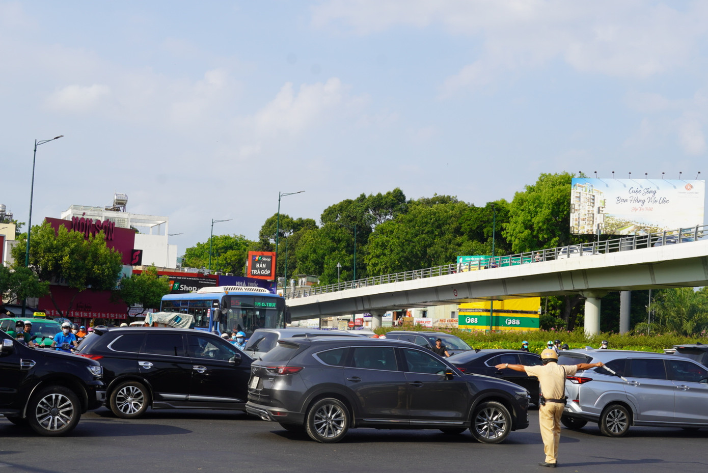 Lực lượng CSGT điều tiết phương tiện ở khu vực đường Phạm Văn Đồng - cầu vượt Nguyễn Thái Sơn (quận Gò Vấp).
