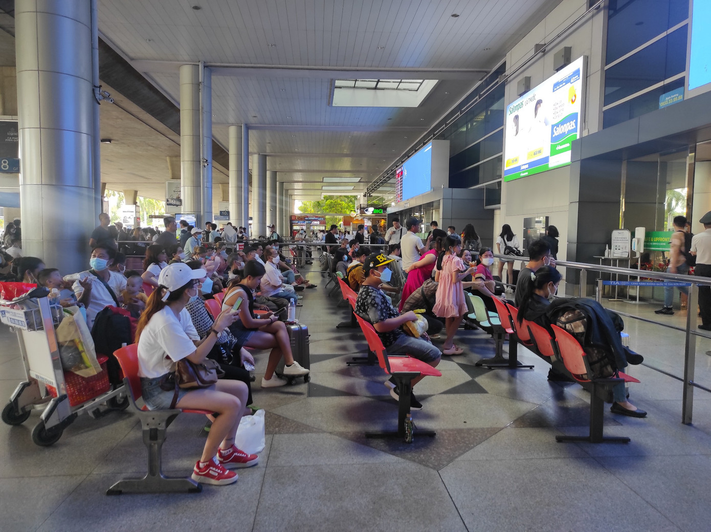 Theo ghi nhận của PV, dù lượng khách có phần đông đúc nhưng lưu thông nhanh chóng, không xảy ra tình trạng ùn ứ.