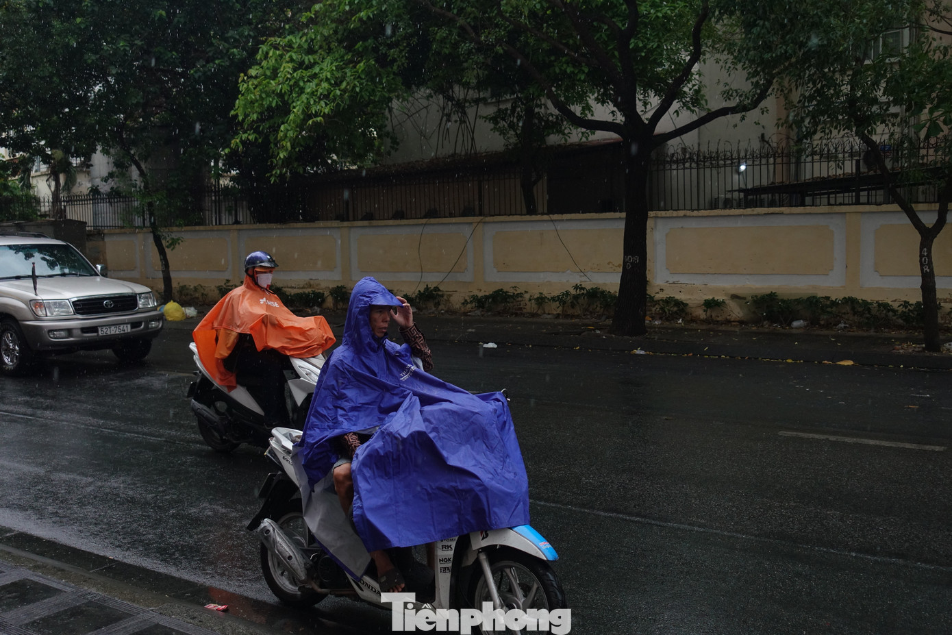 Theo Đài Khí tượng Thủy văn khu vực Nam Bộ, sáng 8/5, theo dõi trên ảnh mây vệ tinh, ảnh ra đa thời tiết và định vị sét cho thấy, mây dông đang phát triển trên khu vực giáp ranh giữa Củ Chi, Quận 12 cũng như khu vực Nhà Bè và Nhơn Trạch (Đồng Nai) xu hướng di chuyển theo hướng Đông Đông Bắc - Tây Tây Nam.