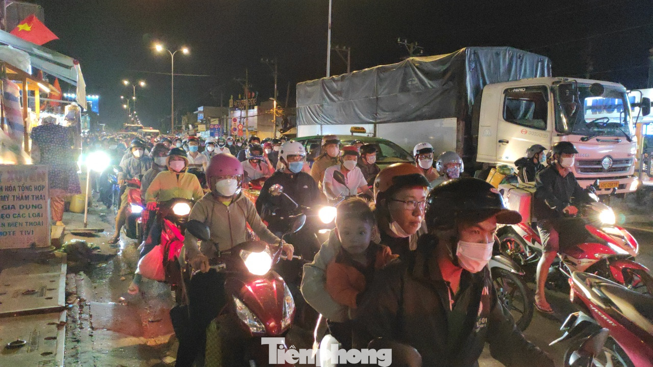 Theo ghi nhận của PV, xuất hiện tình trạng đông đúc ở một số nút giao thông, tuy nhiên không xảy ra ùn tắc. Theo ghi nhận của PV, xuất hiện tình trạng đông đúc ở một số nút giao thông, tuy nhiên không xảy ra ùn tắc.