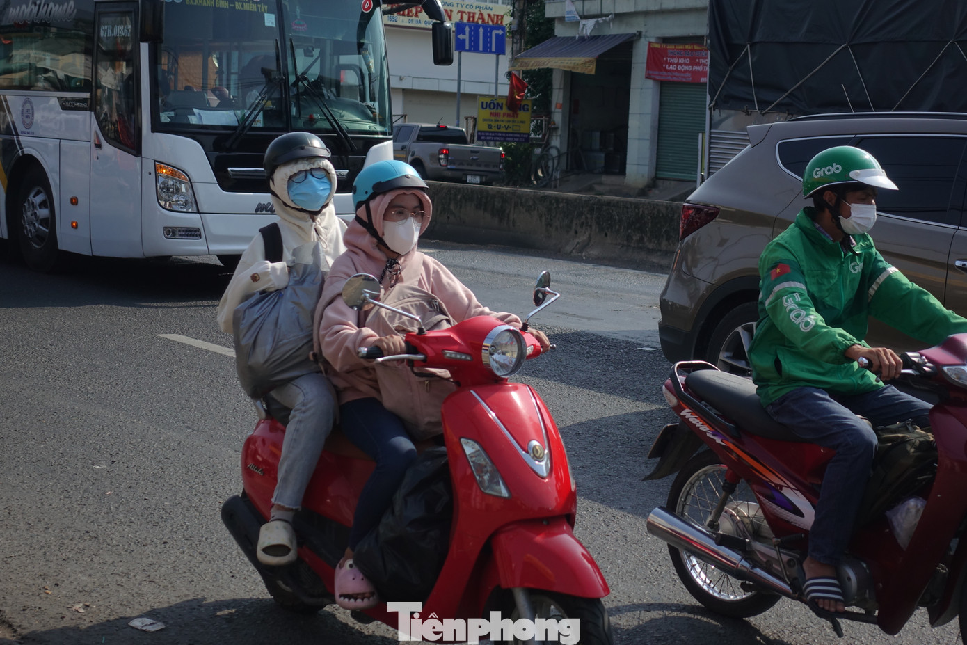 Người dân lỉnh kỉnh đồ đạc quay lại TPHCM sau kỳ nghỉ.