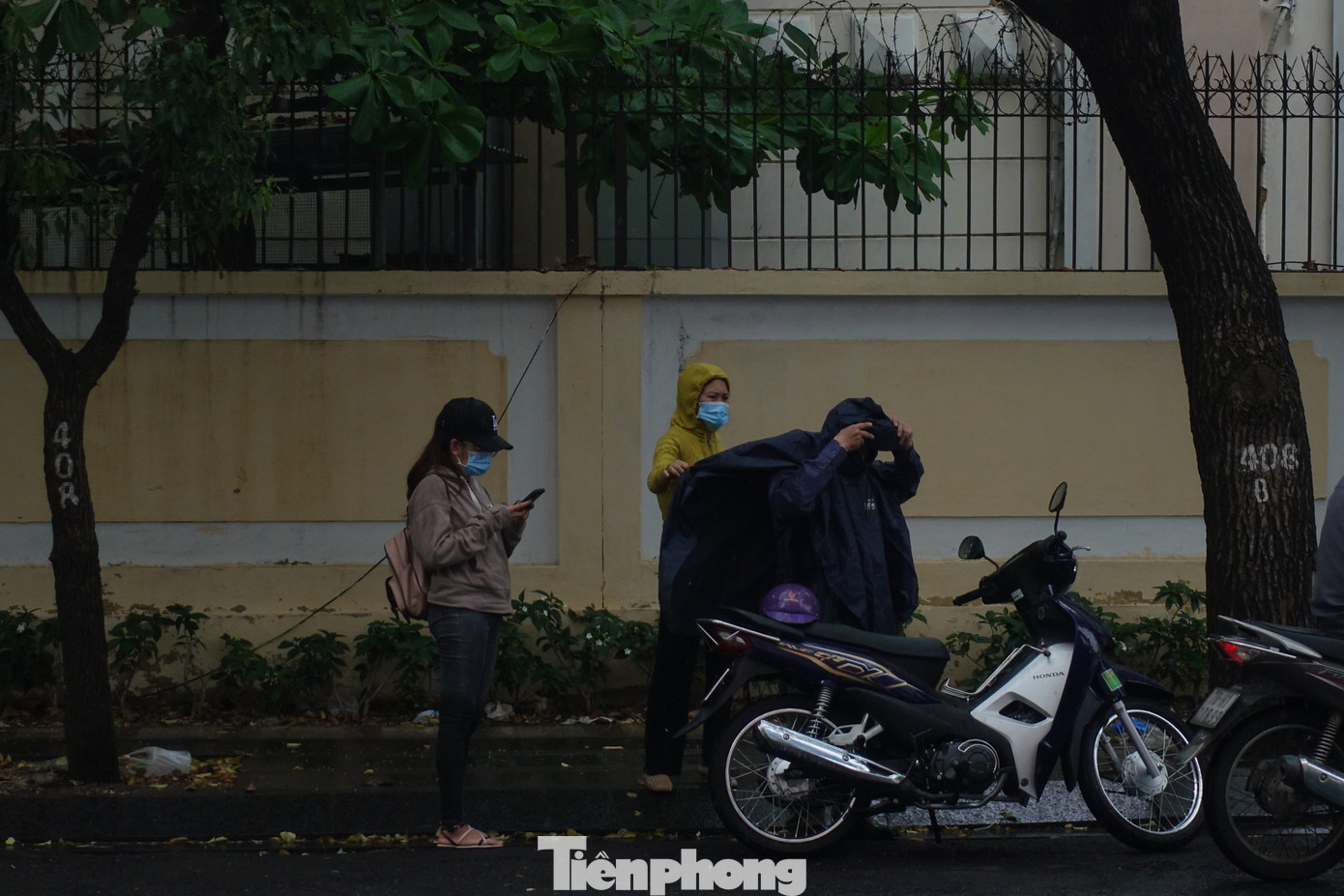 Đài Khí tượng Thủy văn Nam Bộ dự báo, đến trưa 8/5, mây dông tiếp tục phát triển gây mưa rào kèm dông cho khu vực TPHCM như Củ Chi, Quận 12, Gò Vấp, Cần Giờ, Nhà Bè, sau đó mở rộng ra vùng lân cận khác,...Lượng mưa phổ biến từ 5-15mm, có nơi trên 20mm.