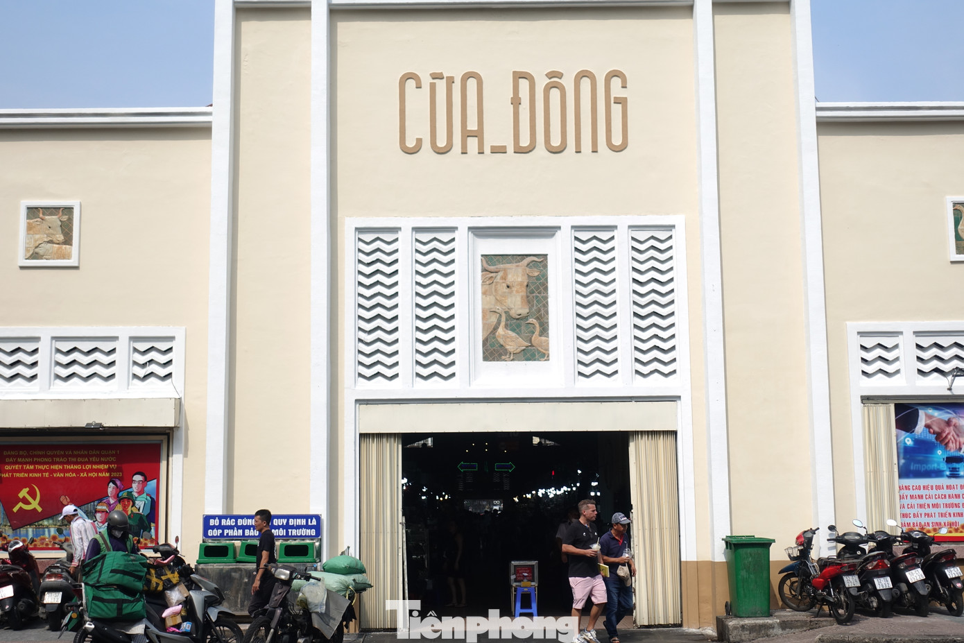 Từ ngày 1/7 đến 15/8/1985, chợ Bến Thành được cải tạo và sửa chữa lớn. Từ ngày 1/7 đến 15/8/1985, chợ Bến Thành được cải tạo và sửa chữa lớn.