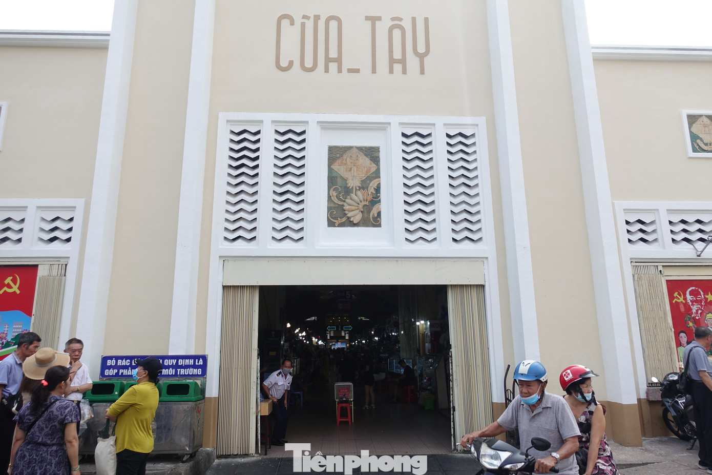 Khu vực cửa tây chợ Bến Thành. Khu vực cửa tây chợ Bến Thành.