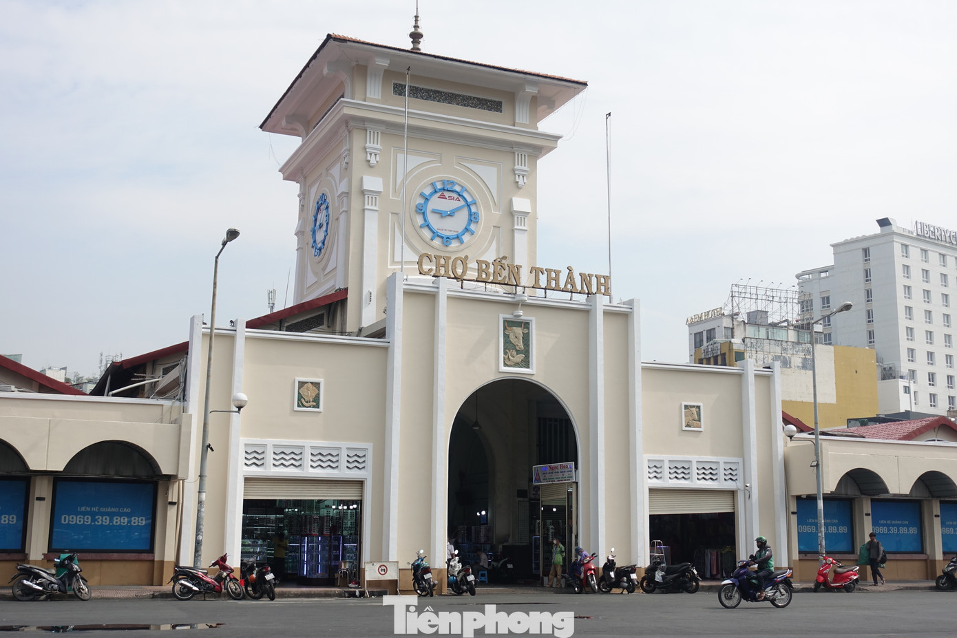 Người dân thích thú check-in sau khi chợ Bến Thành được 'thay áo mới' ảnh 2