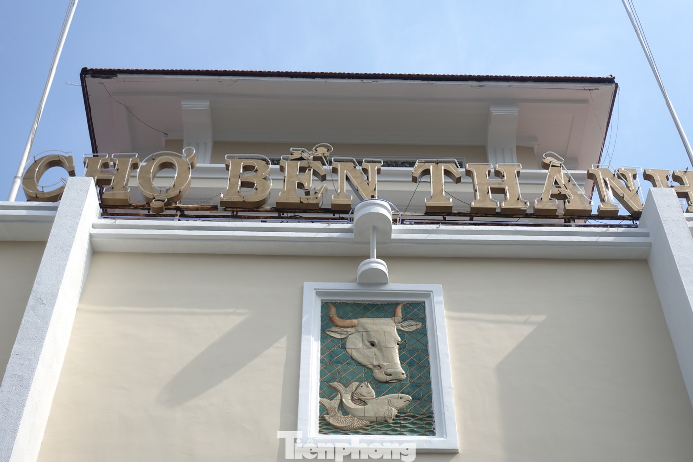 Người dân thích thú check-in sau khi chợ Bến Thành được 'thay áo mới' ảnh 8