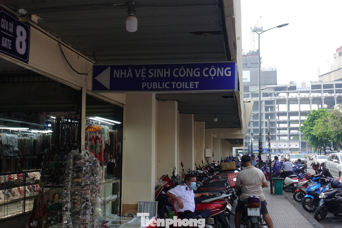 Bảng hướng dẫn khu vực nhà vệ sinh công cộng được trình bày song ngữ để phục vụ người dân và du khách. Bảng hướng dẫn khu vực nhà vệ sinh công cộng được trình bày song ngữ để phục vụ người dân và du khách.