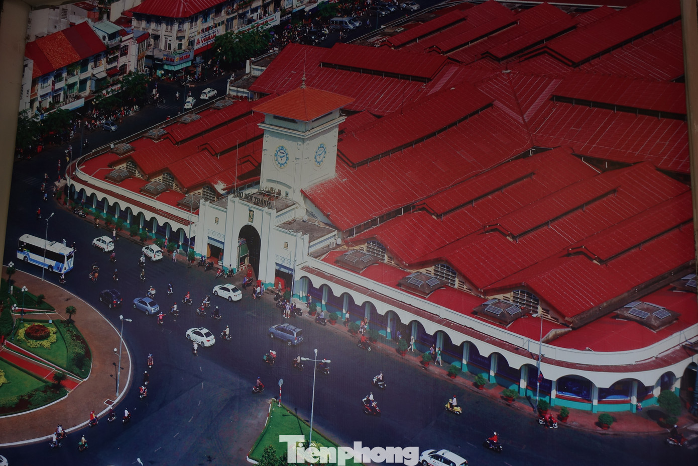 Theo Ban quản lý chợ Bến Thành, kinh phí thực hiện việc chỉnh trang mặt tiền chợ lấy từ nguồn xã hội hoá và sự tham gia đóng góp của các tiểu thương. Ngoài sơn lại mặt tiền chợ, sắp tới đơn vị này sẽ lắp đặt thêm hệ thống chiếu sáng mỹ thuật vào ban đêm. (Hình ảnh chợ Bến Thành được treo ở xung quanh chợ để trang trí) Theo Ban quản lý chợ Bến Thành, kinh phí thực hiện việc chỉnh trang mặt tiền chợ lấy từ nguồn xã hội hoá và sự tham gia đóng góp của các tiểu thương. Ngoài sơn lại mặt tiền chợ, sắp tới đơn vị này sẽ lắp đặt thêm hệ thống chiếu sáng mỹ thuật vào ban đêm. (Hình ảnh chợ Bến Thành được treo ở xung quanh chợ để trang trí)