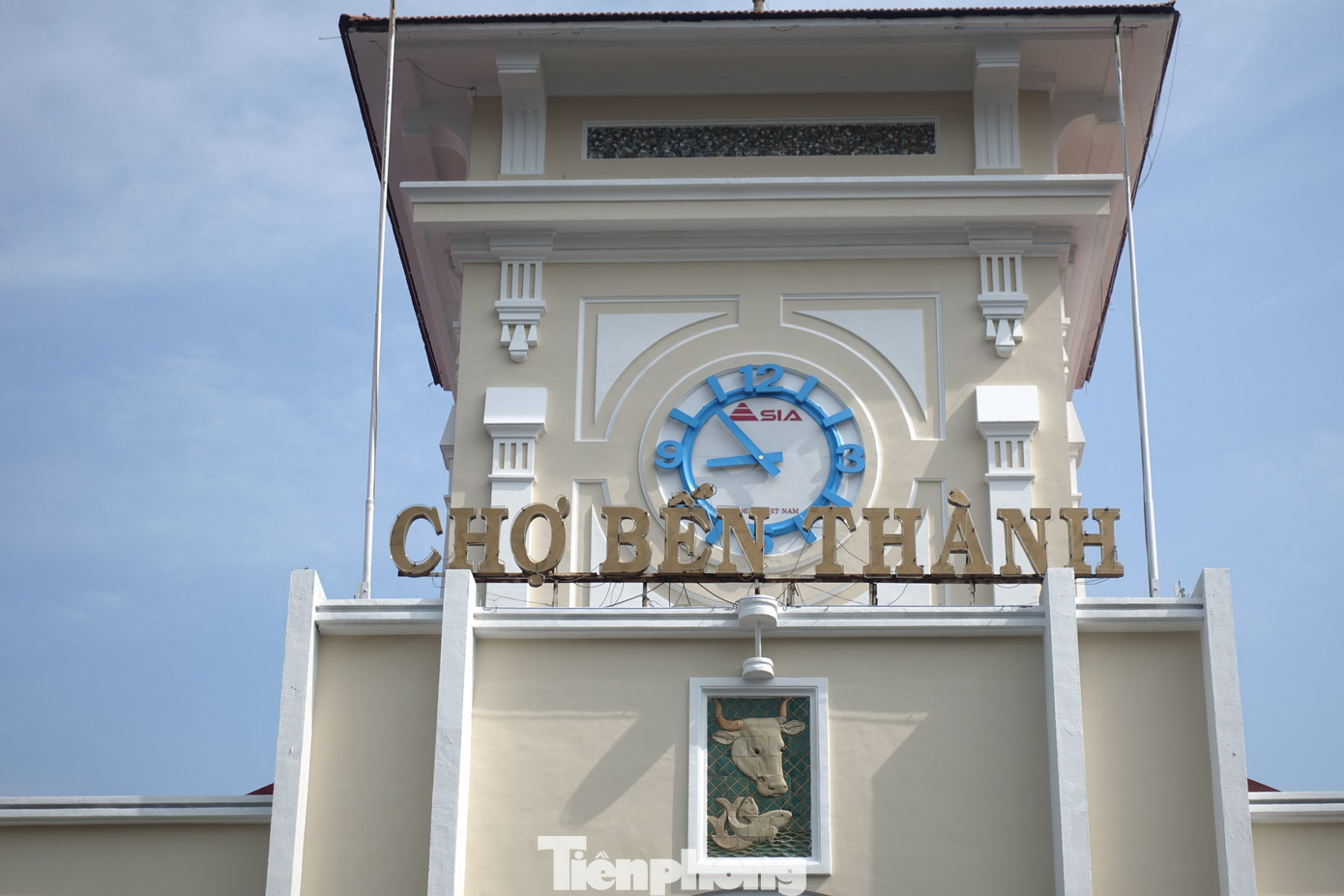 Hình ảnh đồng hồ ở cửa nam của ngôi chợ này xuất hiện trên nhiều hiện vật, quà lưu niệm mang tính biểu tượng của TPHCM. Hình ảnh đồng hồ ở cửa nam của ngôi chợ này xuất hiện trên nhiều hiện vật, quà lưu niệm mang tính biểu tượng của TPHCM.