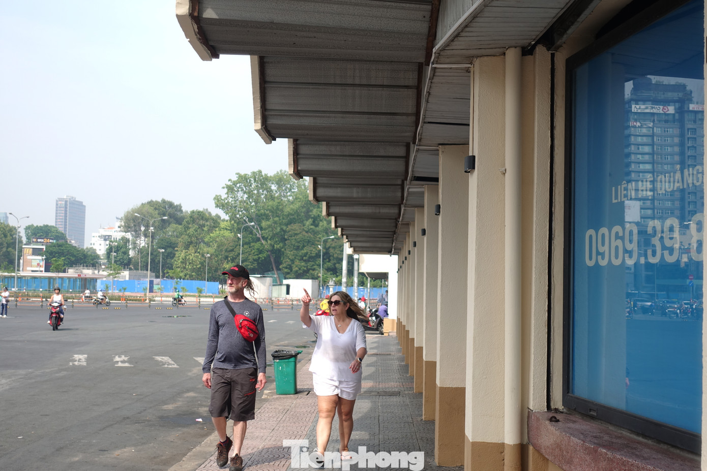 Sau thời gian dài chưa được trùng tu, sửa chữa, đến nay phía bên ngoài ngôi chợ đã được sơn mới theo màu sắc nguyên bản. Sau thời gian dài chưa được trùng tu, sửa chữa, đến nay phía bên ngoài ngôi chợ đã được sơn mới theo màu sắc nguyên bản.