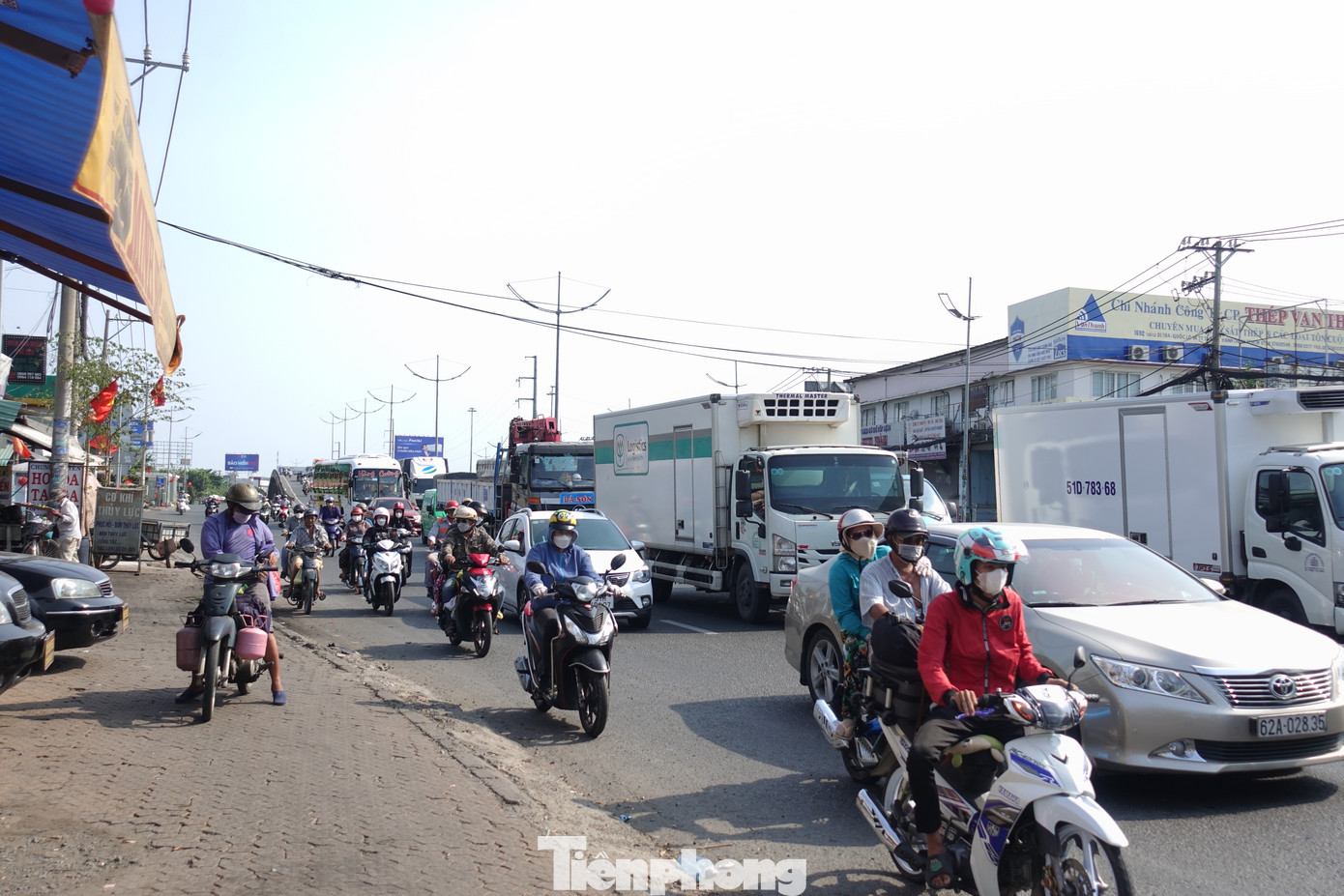 Tại khu vực cửa ngõ phía tây TPHCM, từ khoảng 16h, lưu lượng phương tiện di chuyển trên tuyến đường quốc lộ 1 (hướng các tỉnh miền Tây về TPHCM) bắt đầu gia tăng.